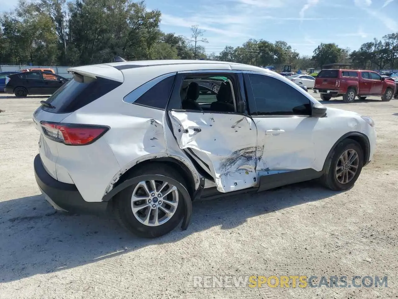 3 fotografías del automóvil dañado 1FMCU0G64NUA85402 FORD ESCAPE 2022