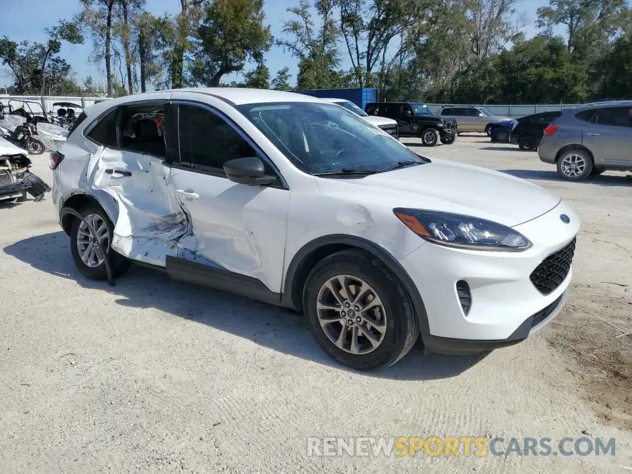 4 fotografías del automóvil dañado 1FMCU0G64NUA85402 FORD ESCAPE 2022