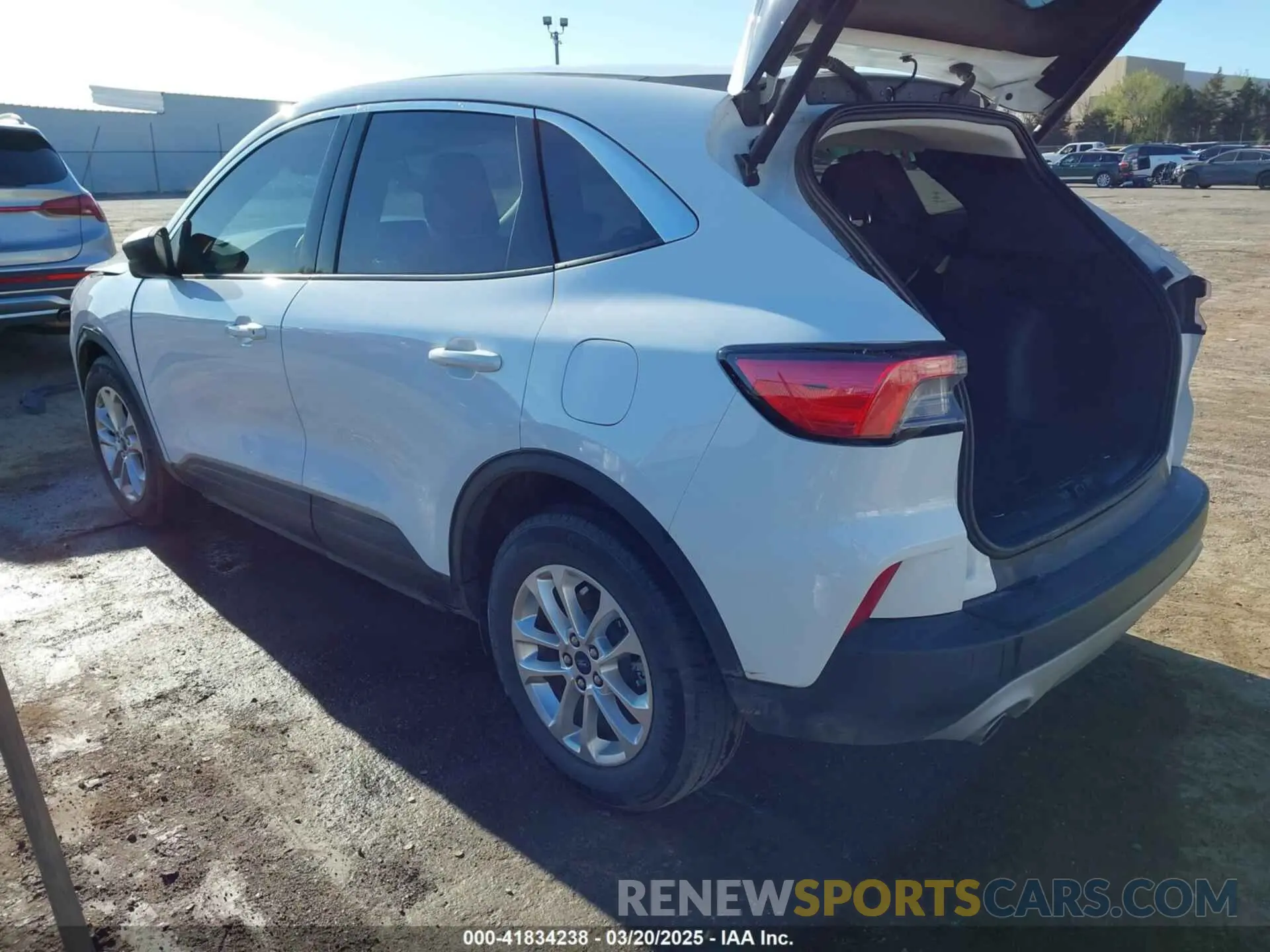 3 fotografías del automóvil dañado 1FMCU0G64NUB64536 FORD ESCAPE 2022