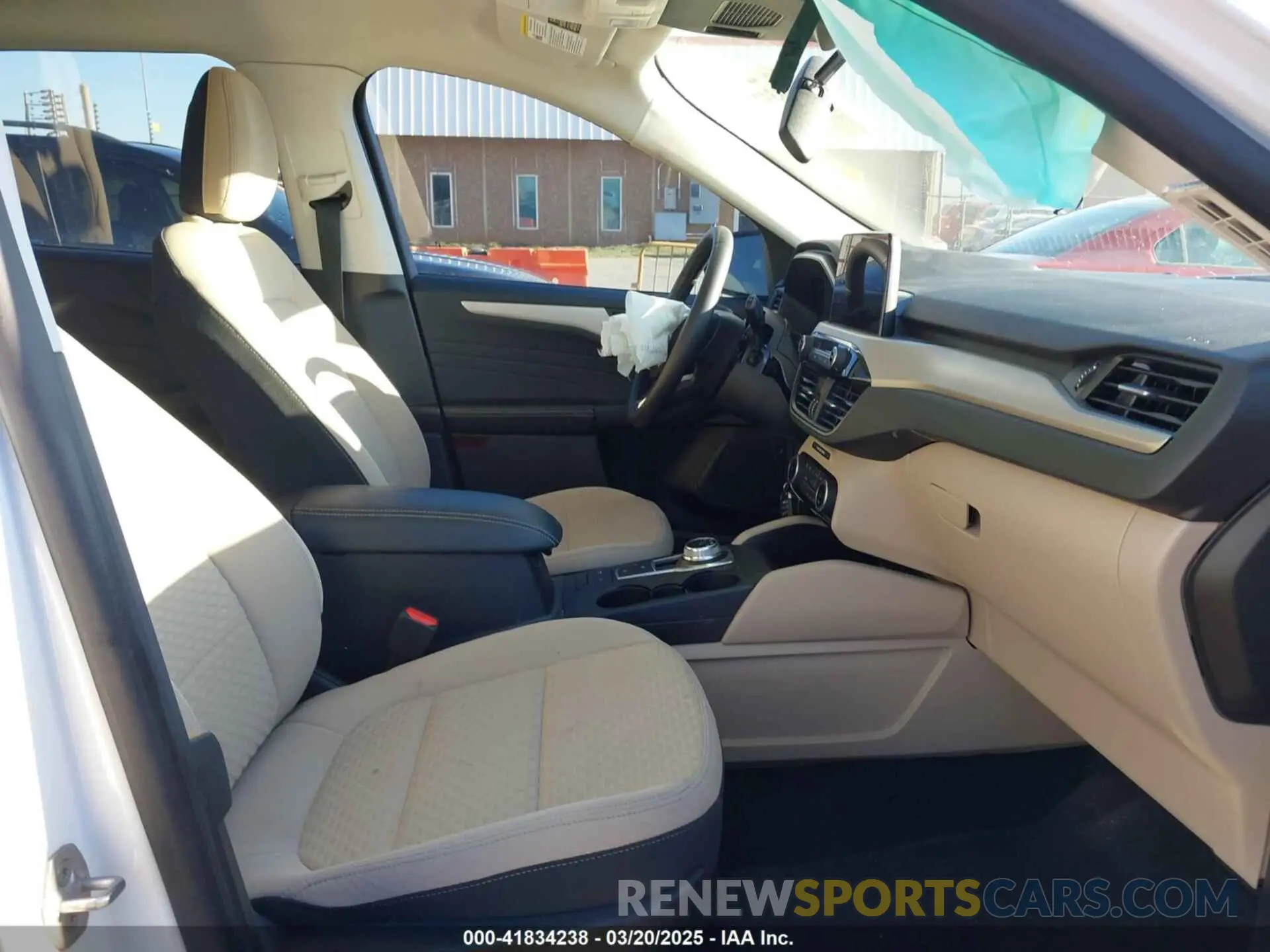 5 fotografías del automóvil dañado 1FMCU0G64NUB64536 FORD ESCAPE 2022