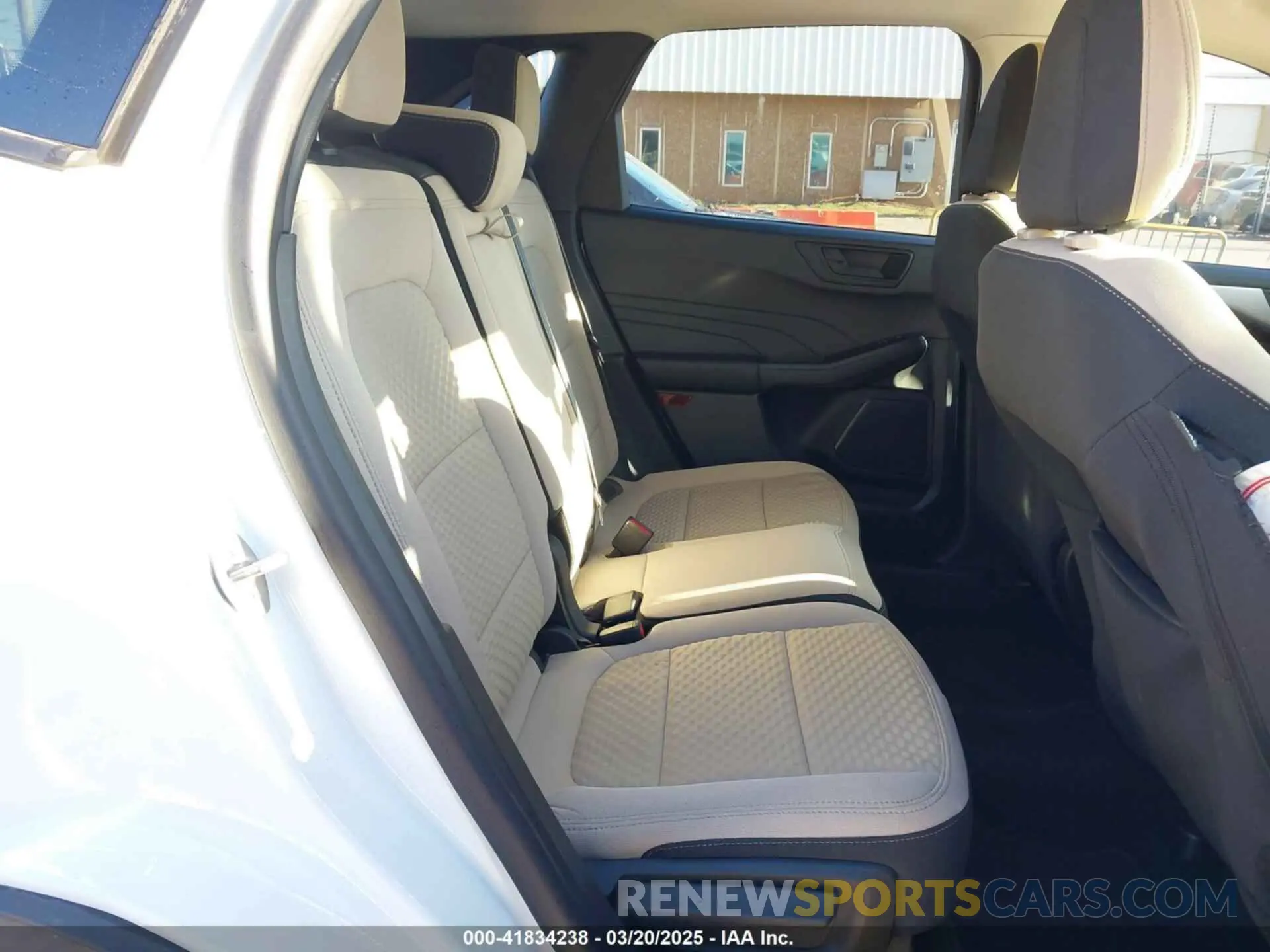 8 fotografías del automóvil dañado 1FMCU0G64NUB64536 FORD ESCAPE 2022