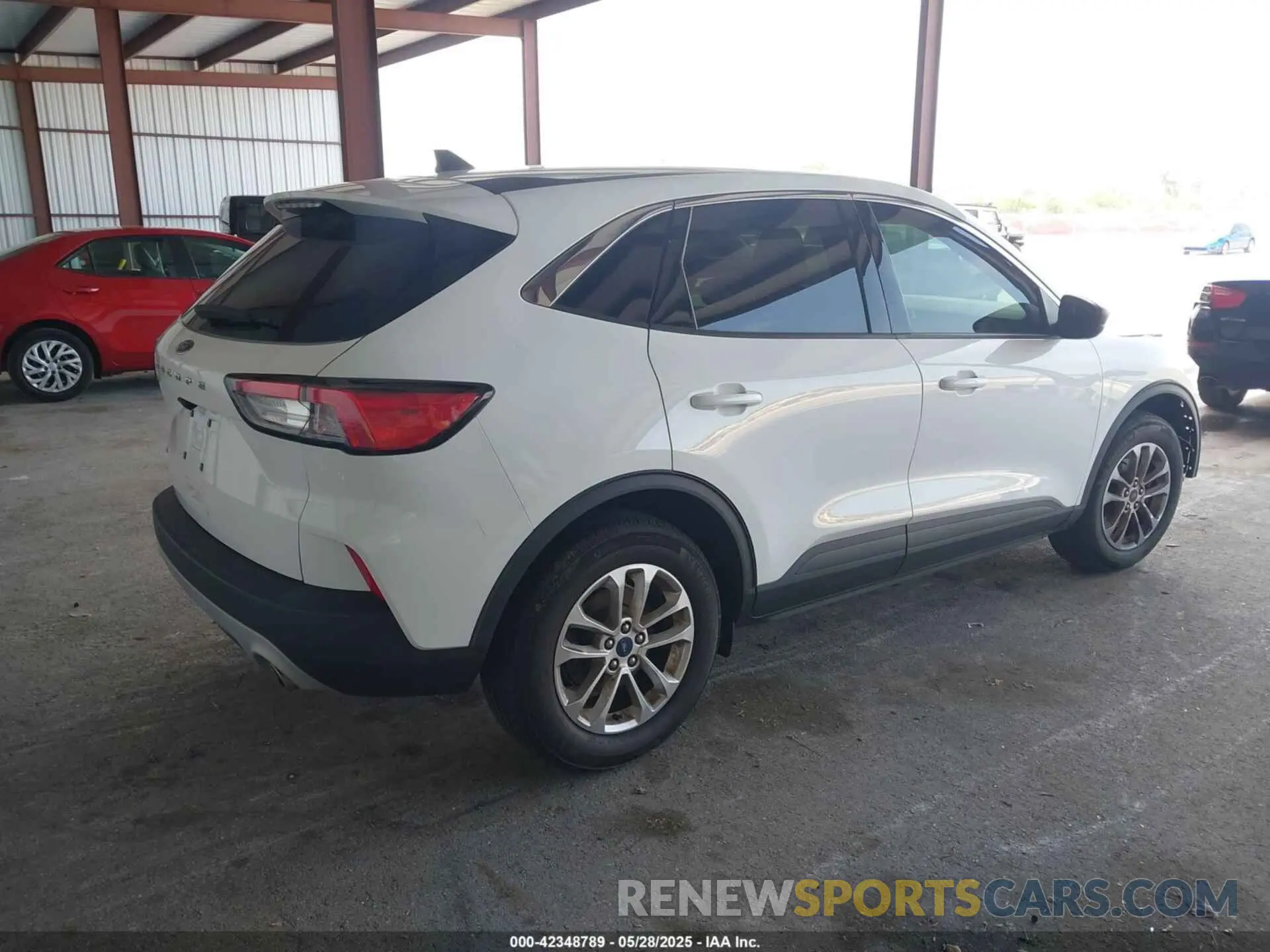 4 fotografías del automóvil dañado 1FMCU0G64NUB81742 FORD ESCAPE 2022