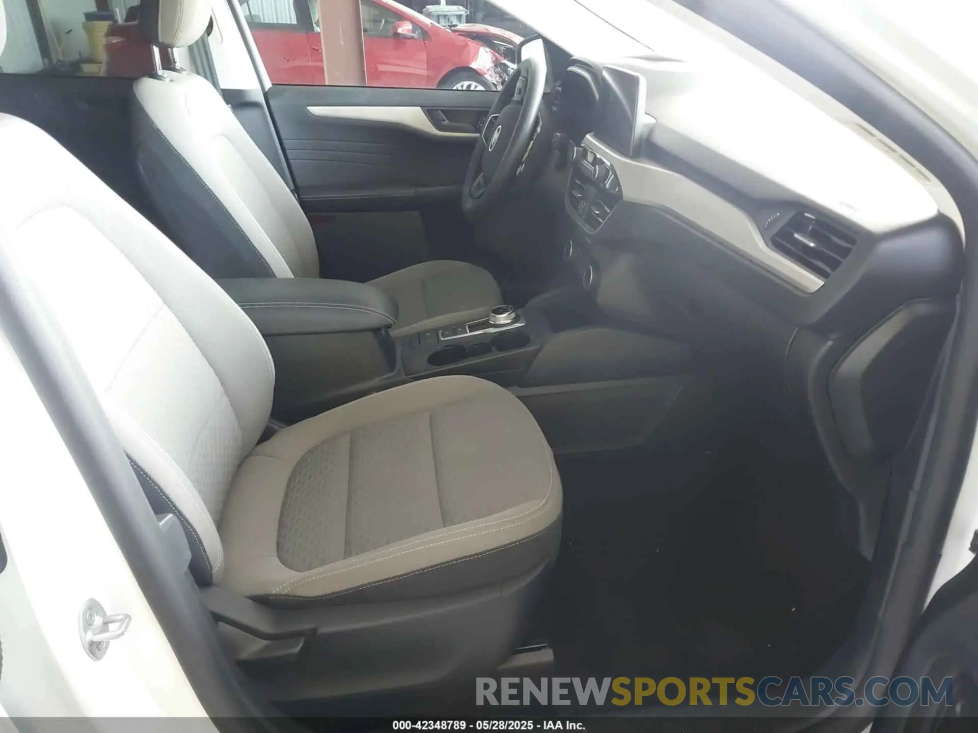 5 fotografías del automóvil dañado 1FMCU0G64NUB81742 FORD ESCAPE 2022