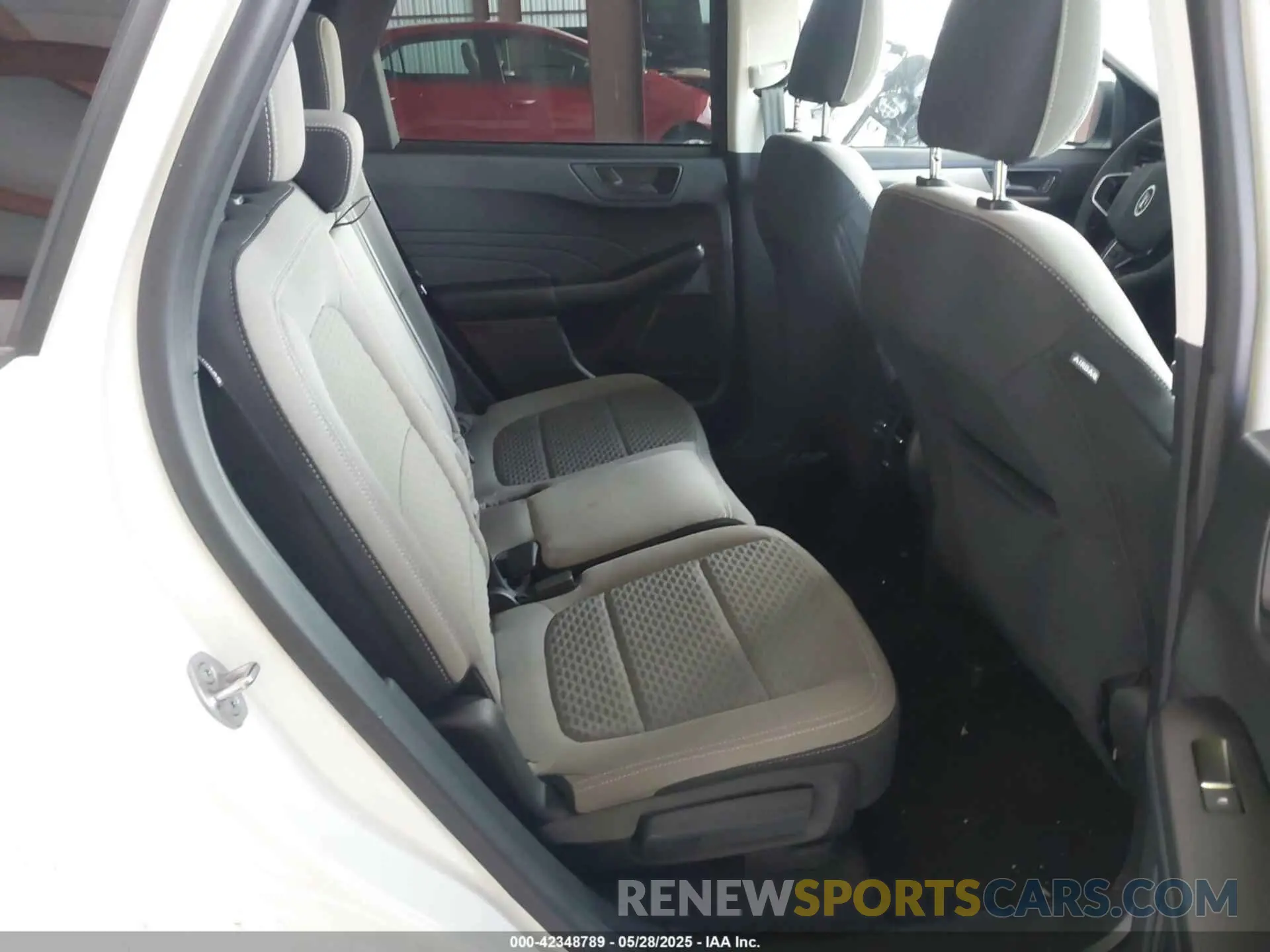 8 fotografías del automóvil dañado 1FMCU0G64NUB81742 FORD ESCAPE 2022