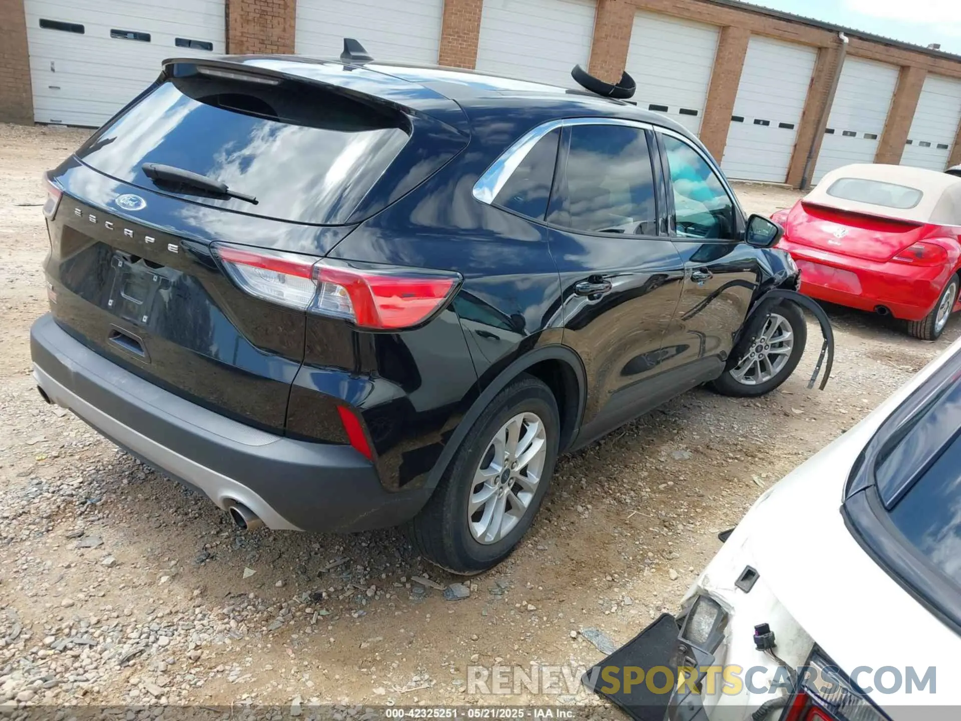 4 fotografías del automóvil dañado 1FMCU0G65NUA54496 FORD ESCAPE 2022
