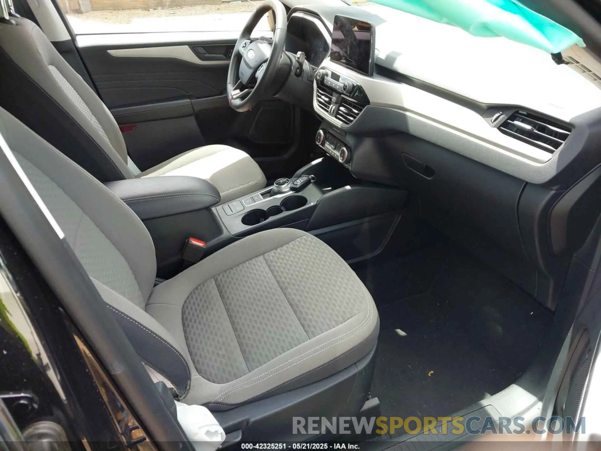 5 fotografías del automóvil dañado 1FMCU0G65NUA54496 FORD ESCAPE 2022