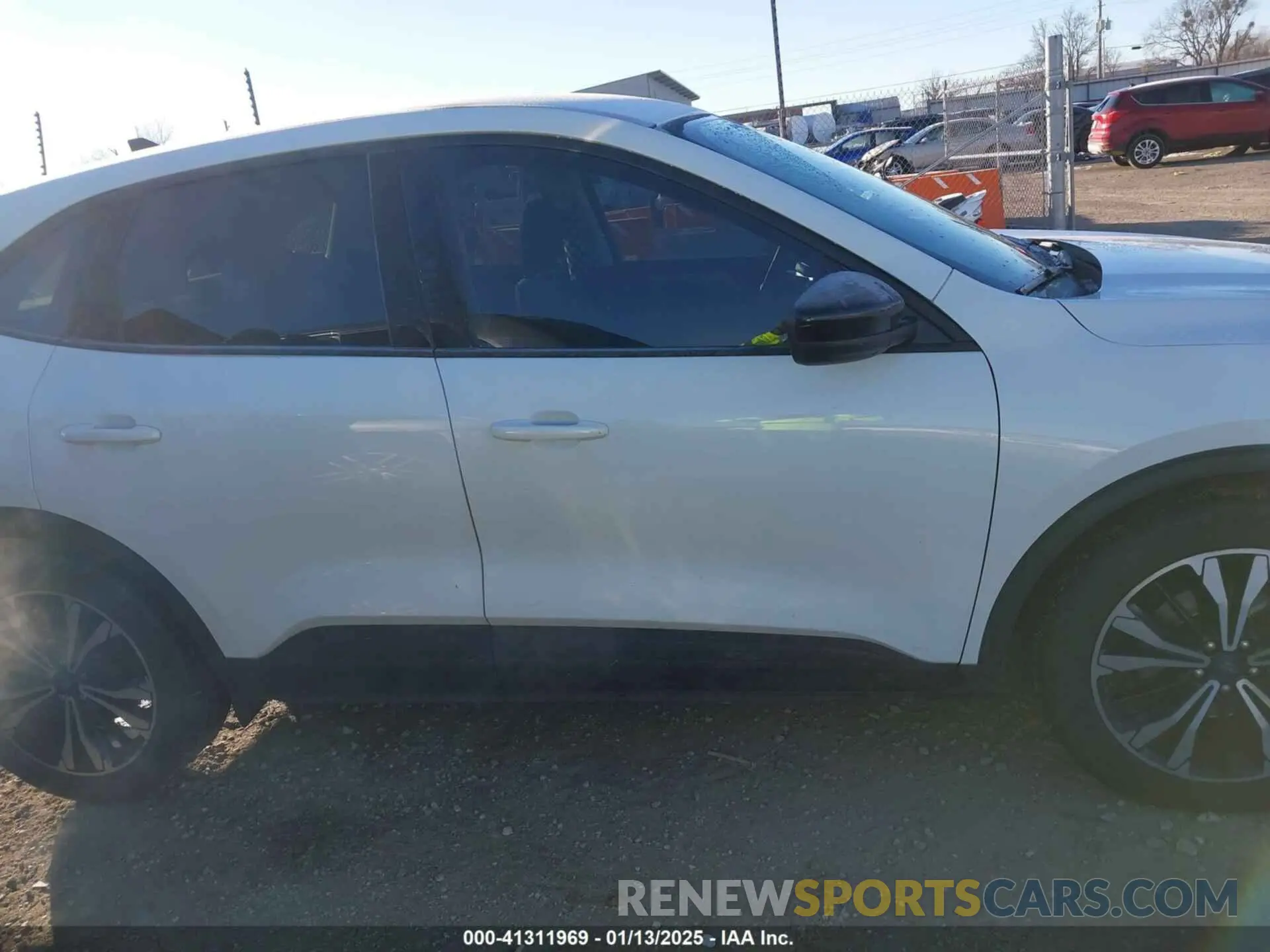 13 fotografías del automóvil dañado 1FMCU0G66NUB19761 FORD ESCAPE 2022