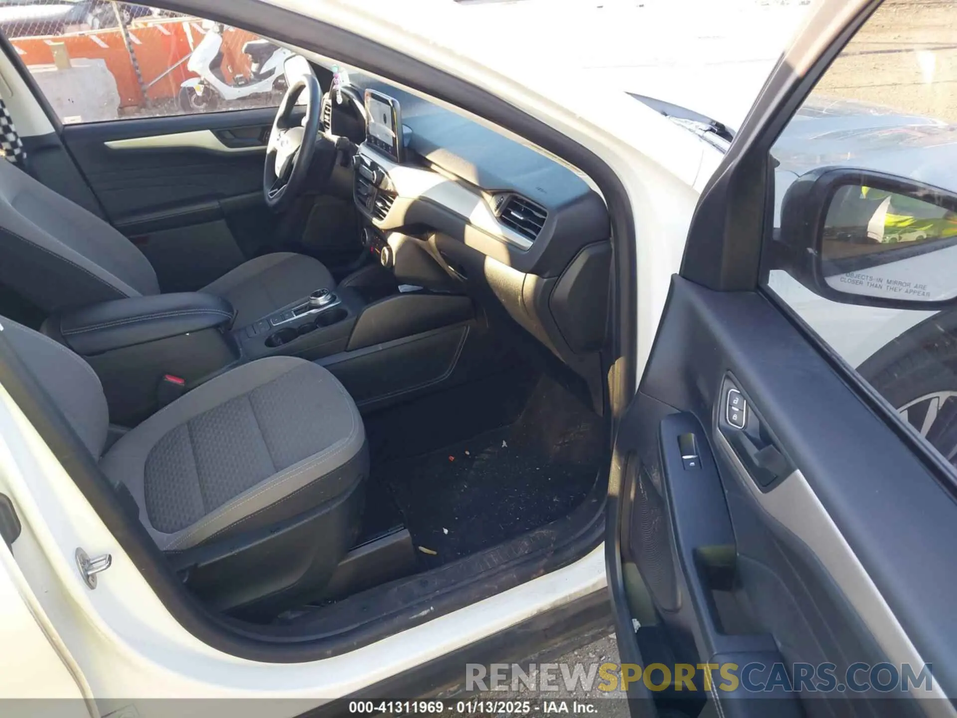 5 fotografías del automóvil dañado 1FMCU0G66NUB19761 FORD ESCAPE 2022