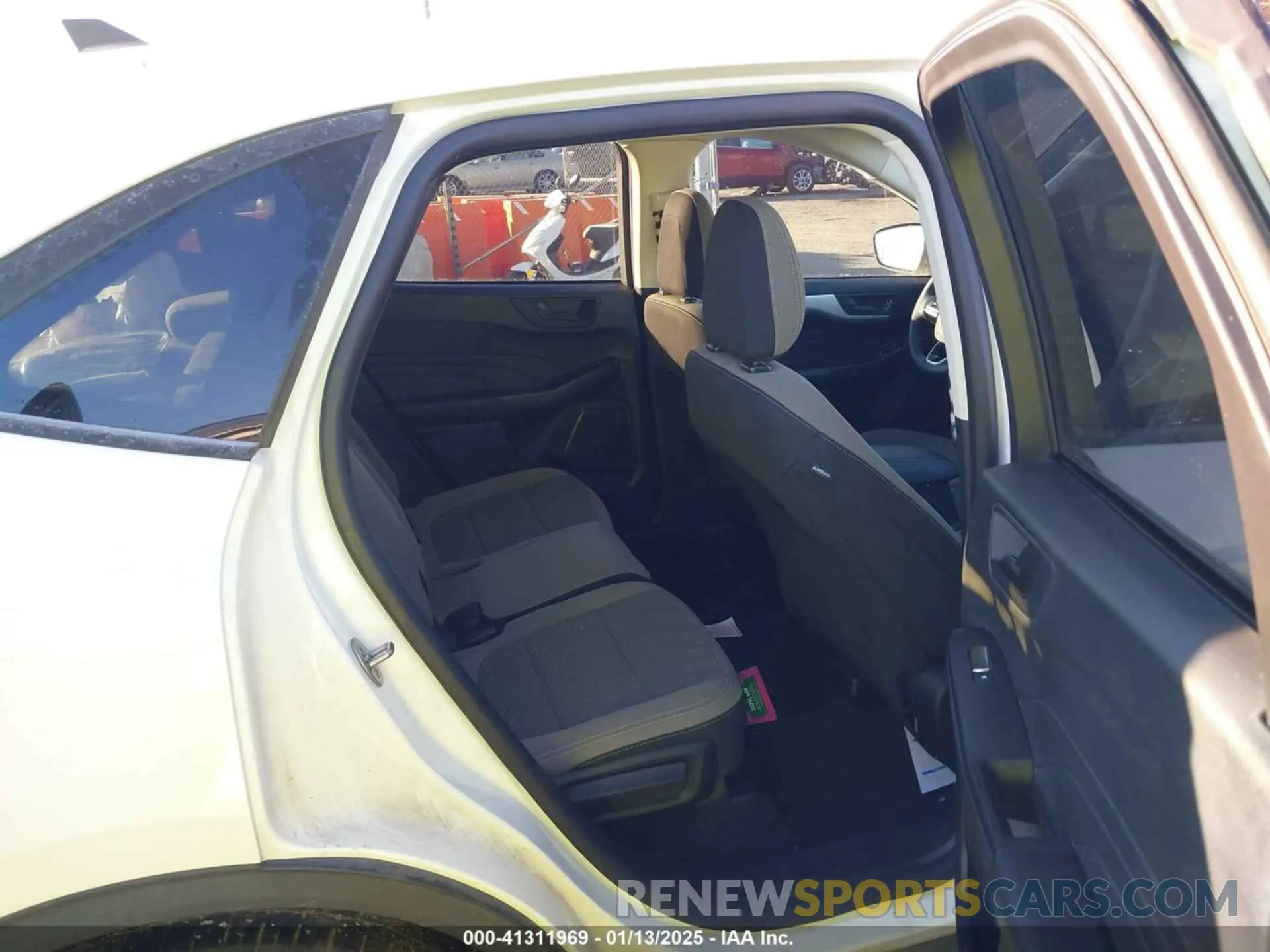 8 fotografías del automóvil dañado 1FMCU0G66NUB19761 FORD ESCAPE 2022
