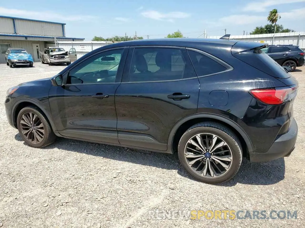 2 fotografías del automóvil dañado 1FMCU0G66NUB39377 FORD ESCAPE 2022