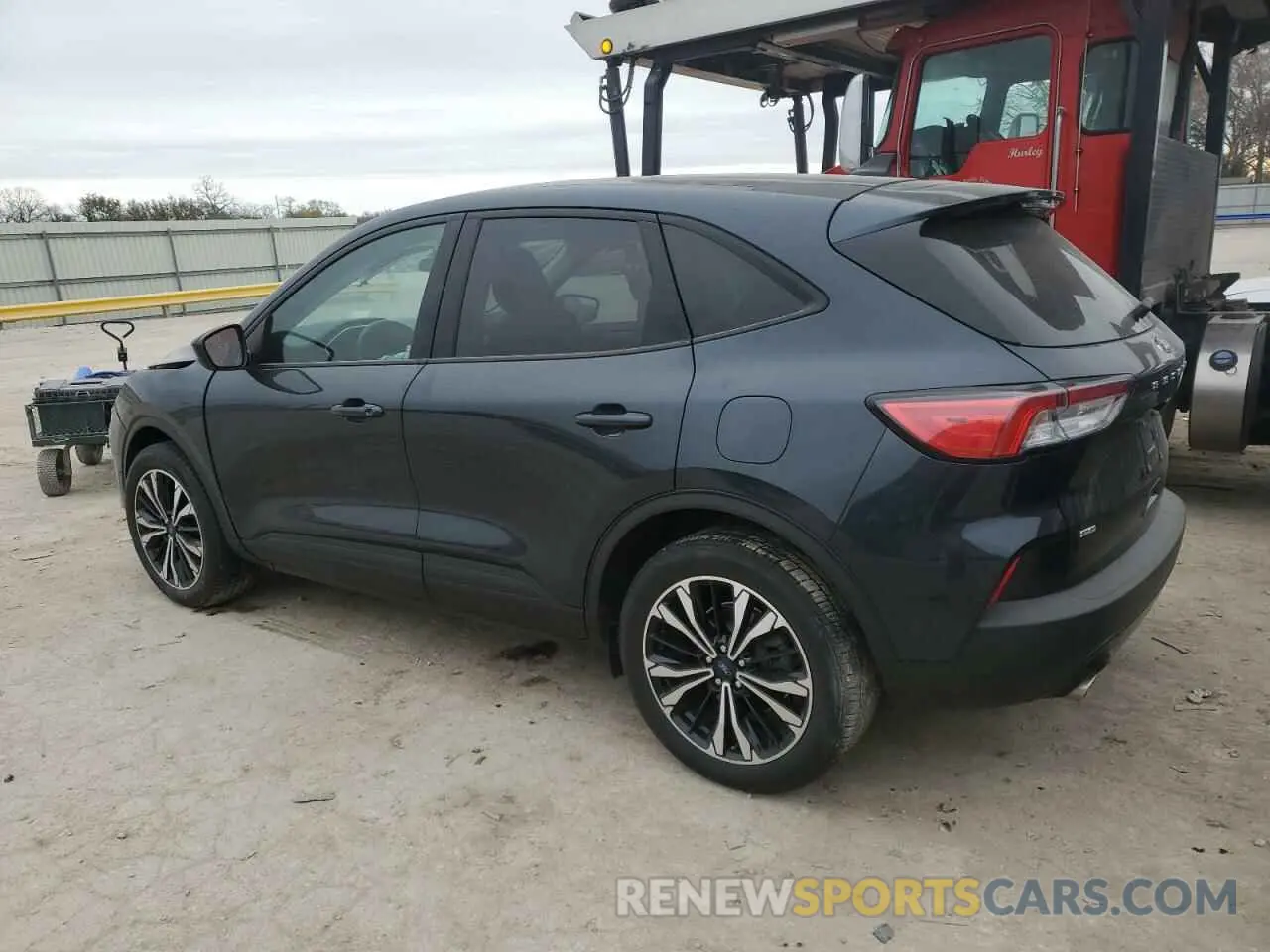 2 fotografías del automóvil dañado 1FMCU0G66NUB63811 FORD ESCAPE 2022