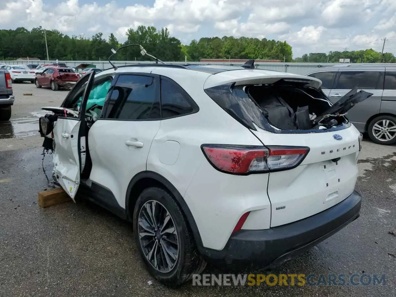 2 fotografías del automóvil dañado 1FMCU0G66NUB83637 FORD ESCAPE 2022