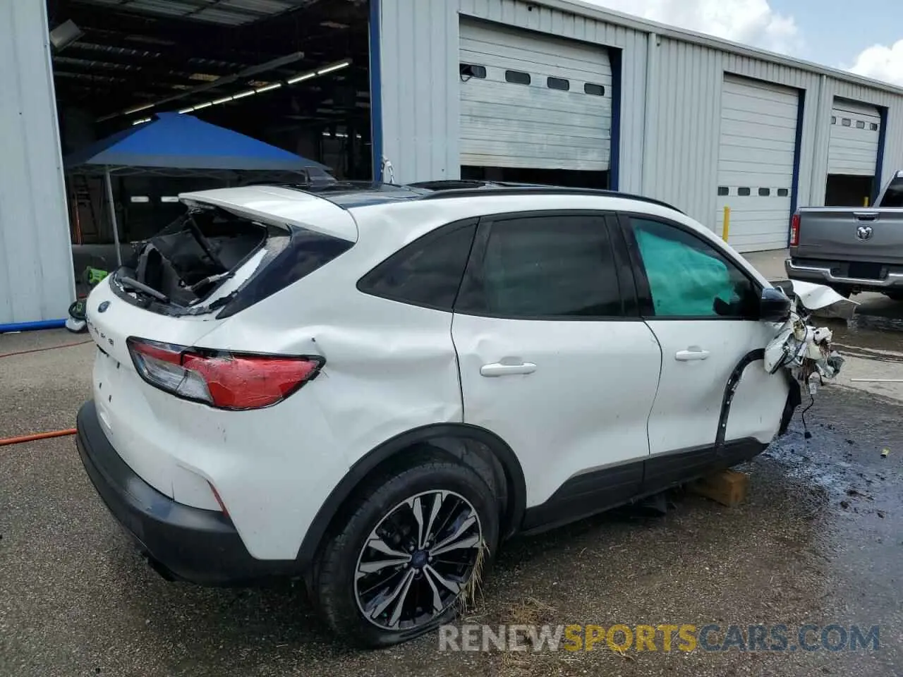 3 fotografías del automóvil dañado 1FMCU0G66NUB83637 FORD ESCAPE 2022