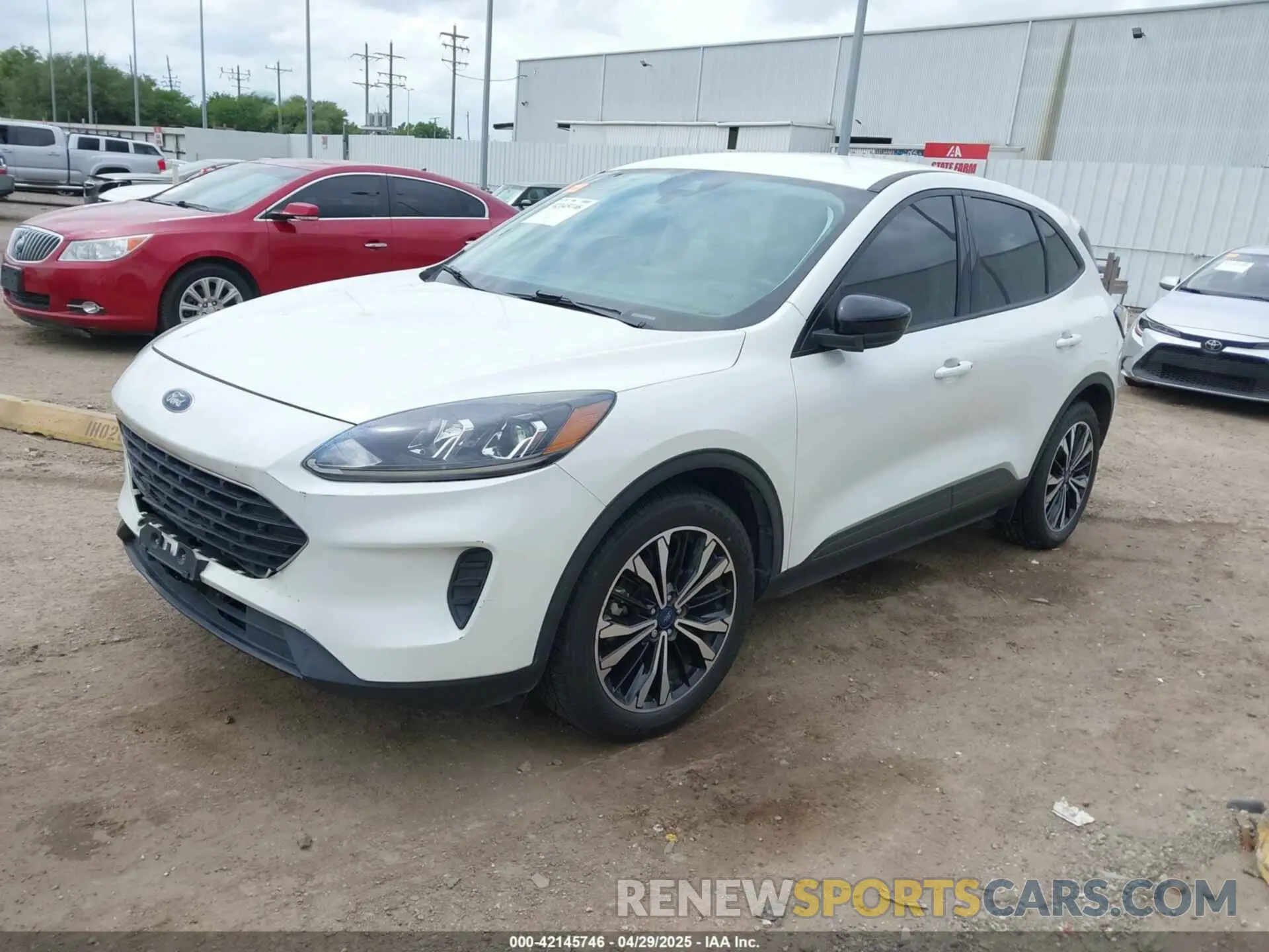 2 fotografías del automóvil dañado 1FMCU0G68NUA02425 FORD ESCAPE 2022