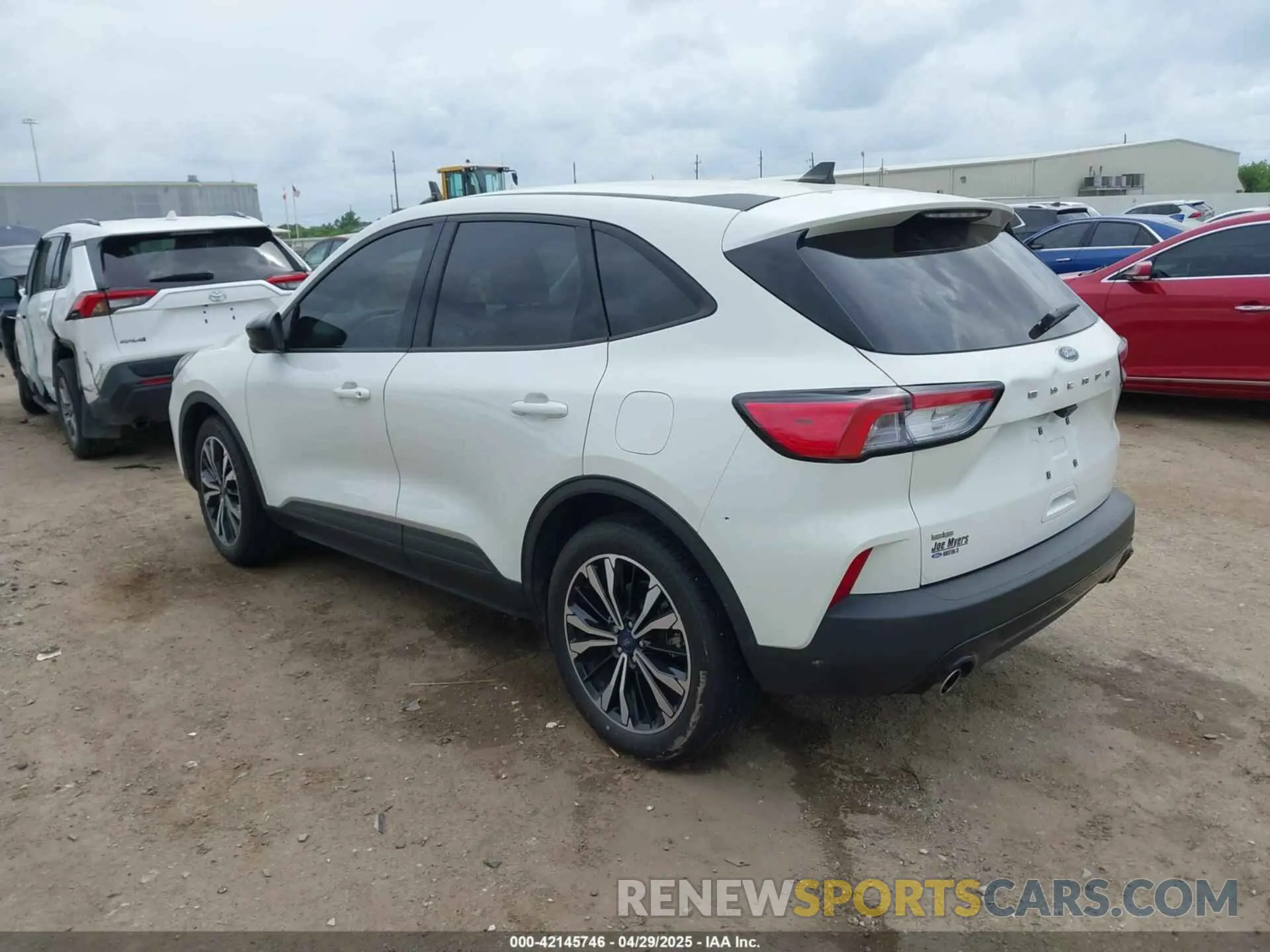 3 fotografías del automóvil dañado 1FMCU0G68NUA02425 FORD ESCAPE 2022