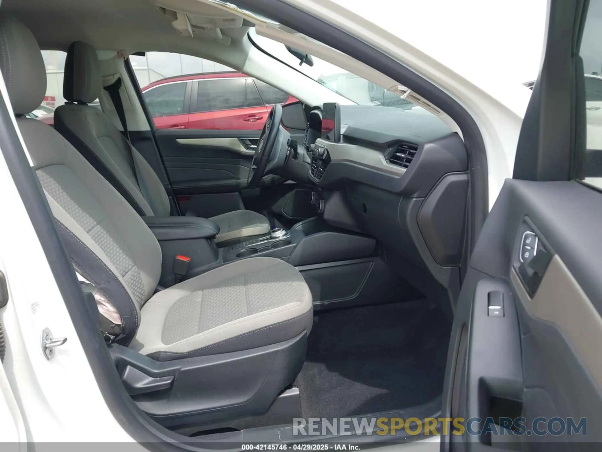 5 fotografías del automóvil dañado 1FMCU0G68NUA02425 FORD ESCAPE 2022