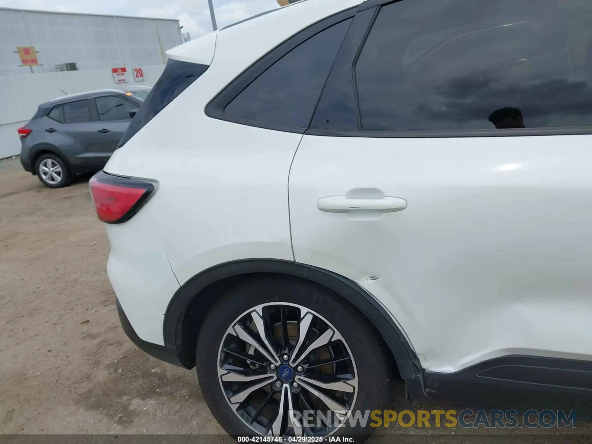 6 fotografías del automóvil dañado 1FMCU0G68NUA02425 FORD ESCAPE 2022