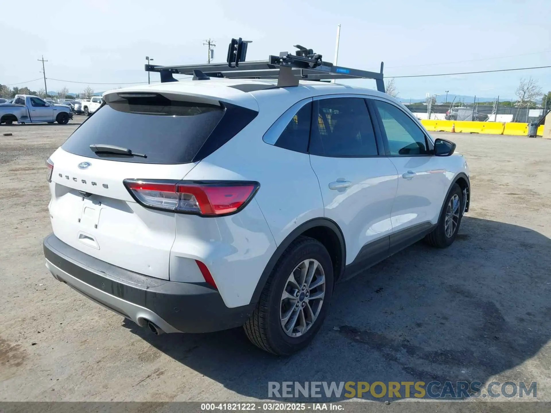 4 fotografías del automóvil dañado 1FMCU0G68NUA66965 FORD ESCAPE 2022