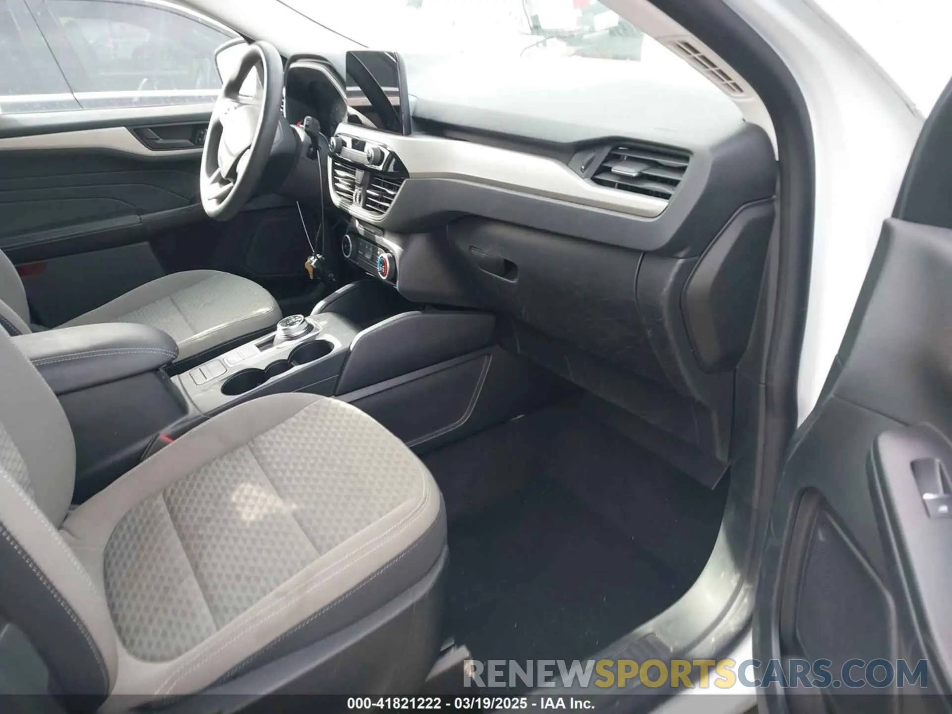 5 fotografías del automóvil dañado 1FMCU0G68NUA66965 FORD ESCAPE 2022