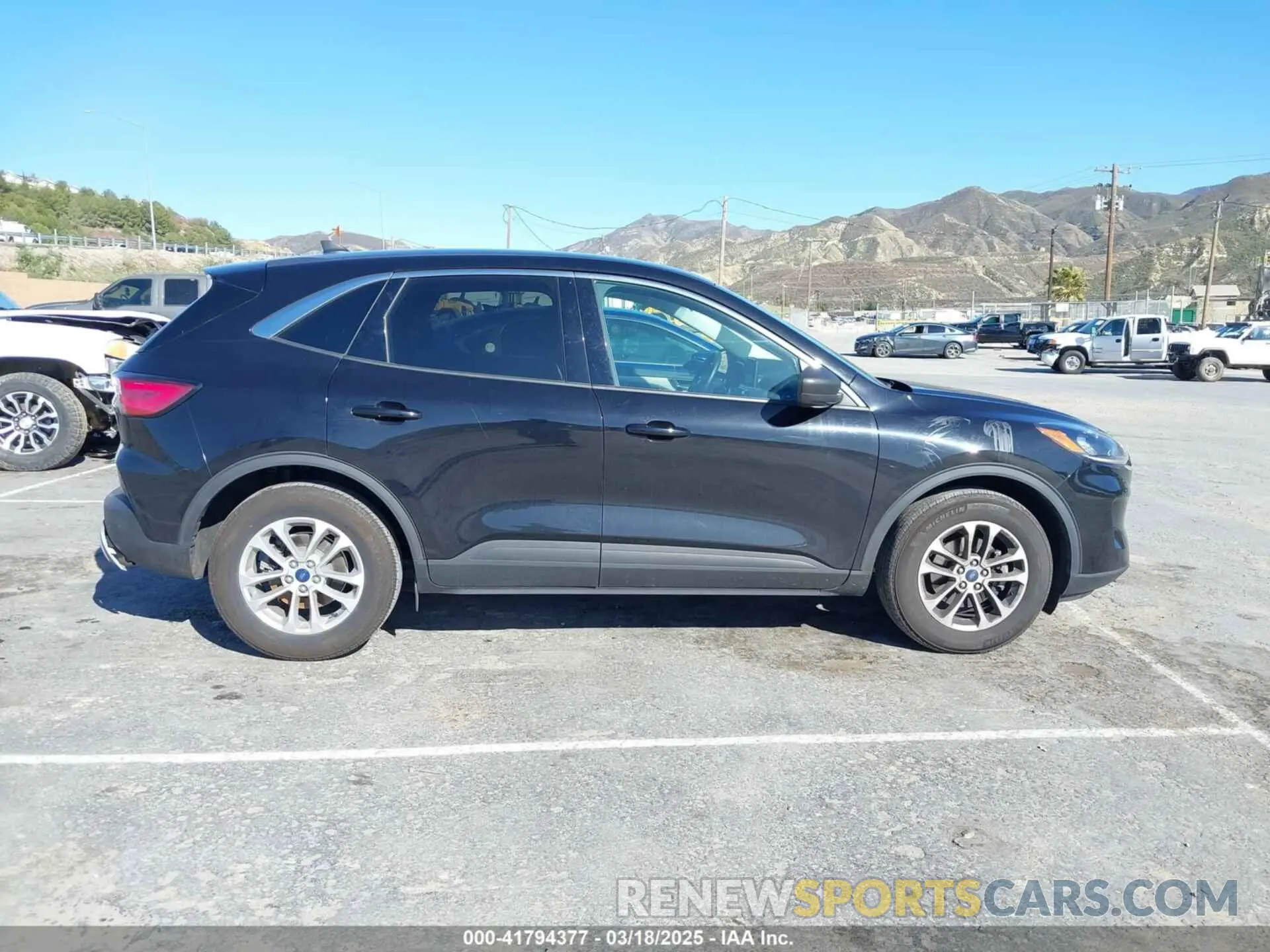 13 fotografías del automóvil dañado 1FMCU0G68NUB30924 FORD ESCAPE 2022