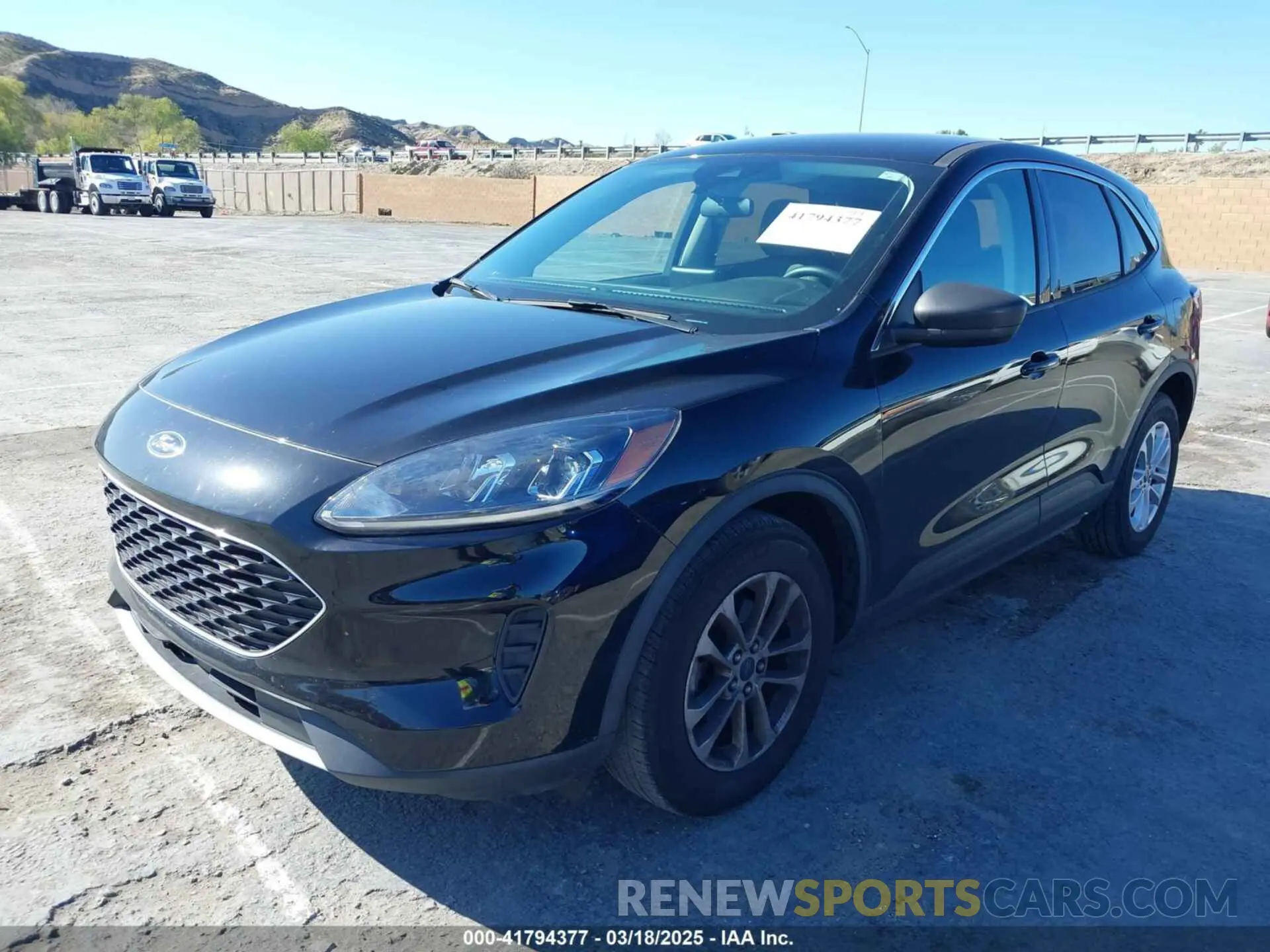 2 fotografías del automóvil dañado 1FMCU0G68NUB30924 FORD ESCAPE 2022