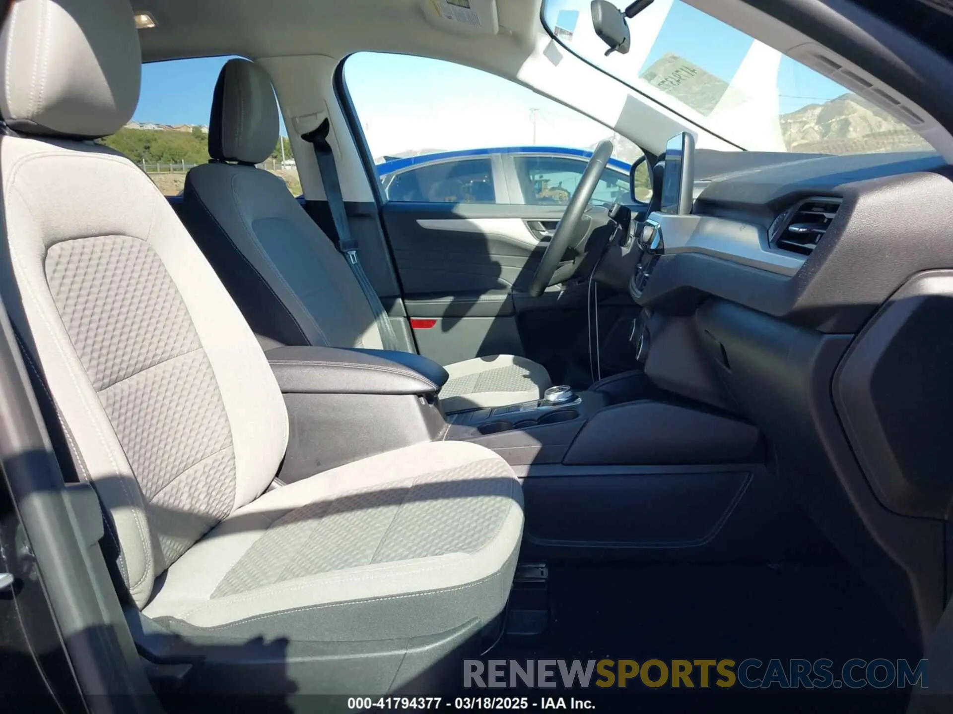 5 fotografías del automóvil dañado 1FMCU0G68NUB30924 FORD ESCAPE 2022