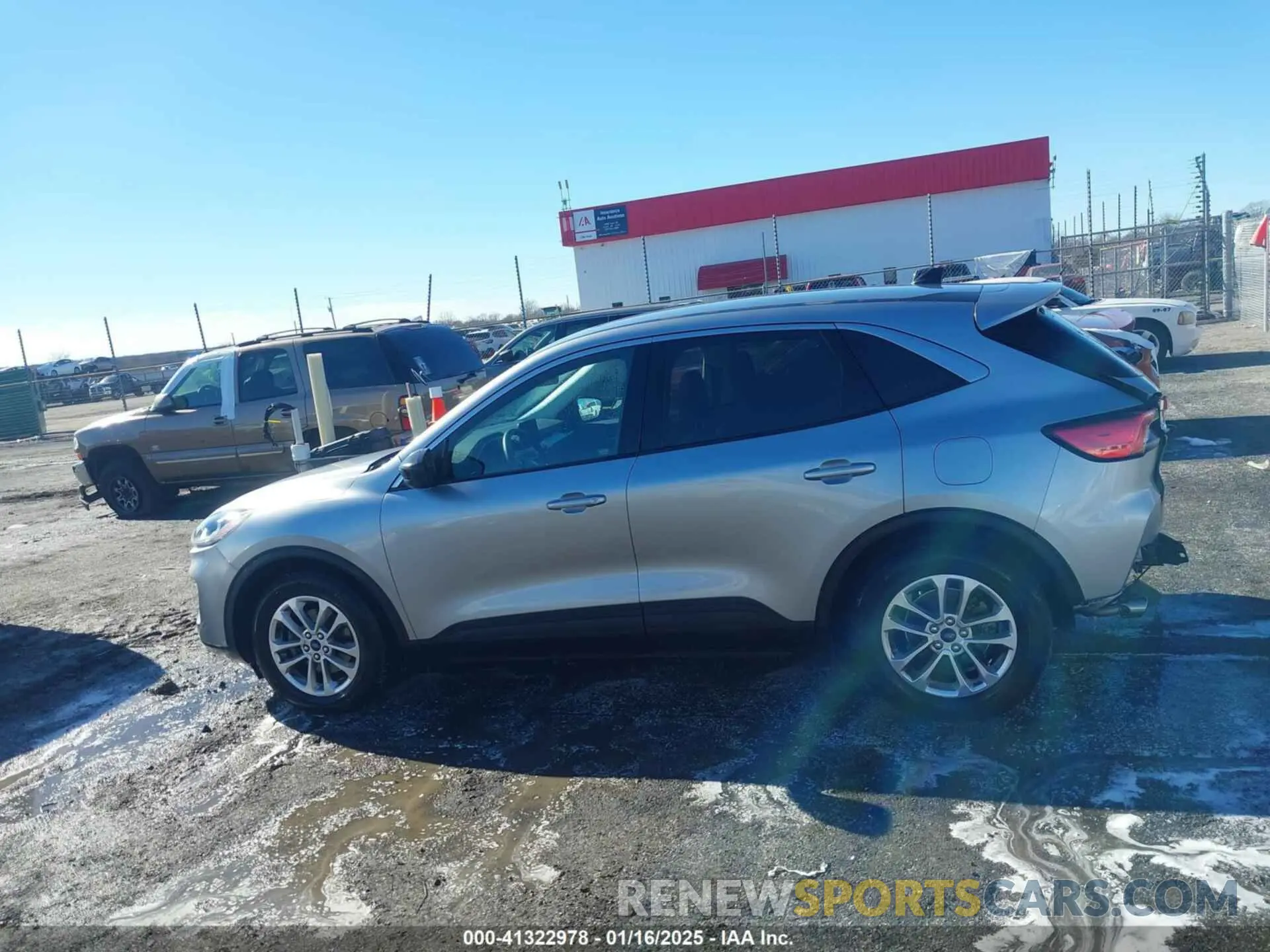 14 fotografías del automóvil dañado 1FMCU0G68NUB82635 FORD ESCAPE 2022