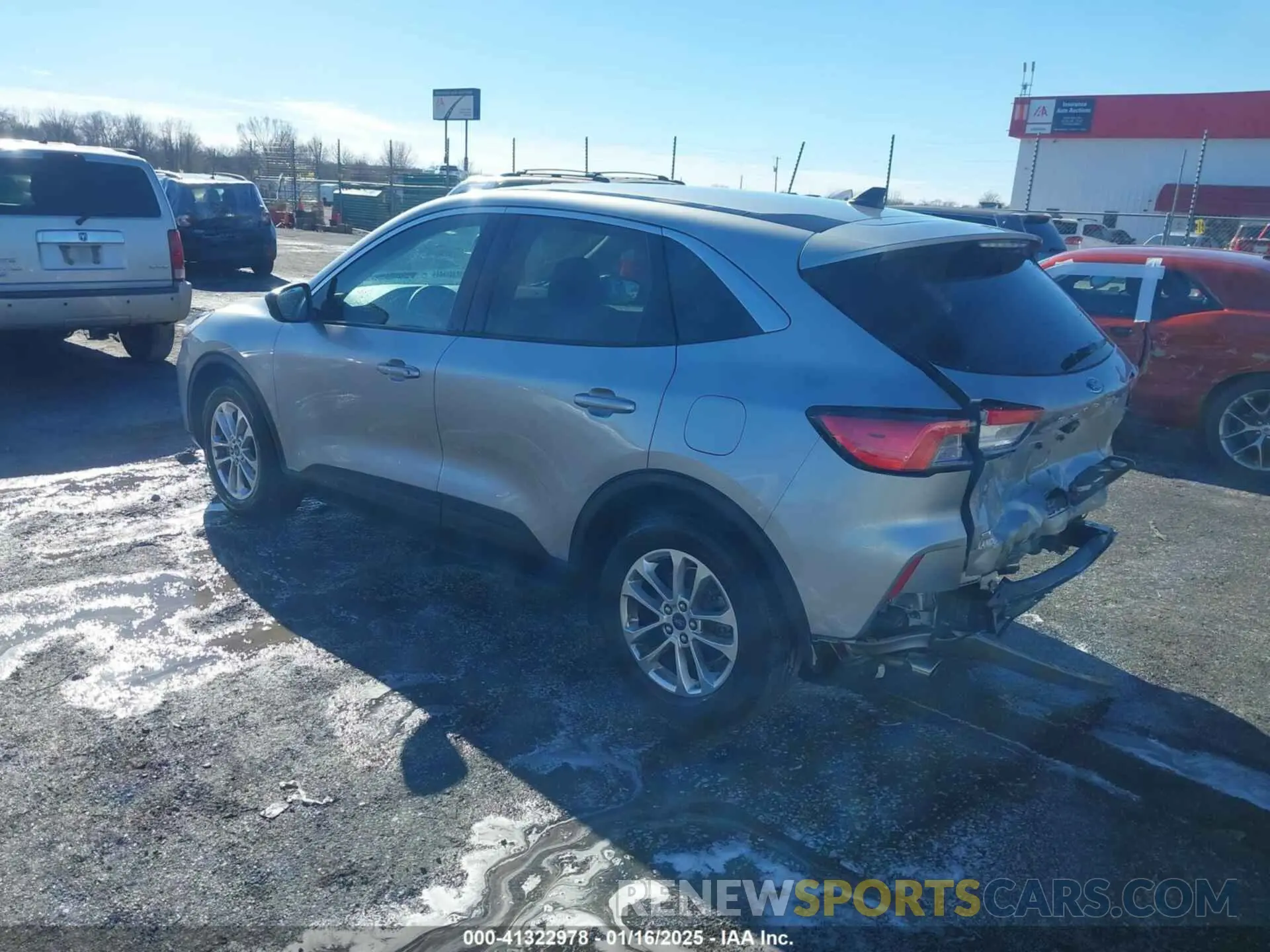 3 fotografías del automóvil dañado 1FMCU0G68NUB82635 FORD ESCAPE 2022