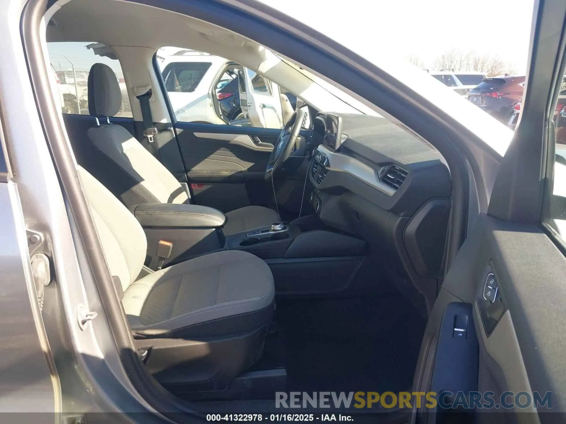 5 fotografías del automóvil dañado 1FMCU0G68NUB82635 FORD ESCAPE 2022