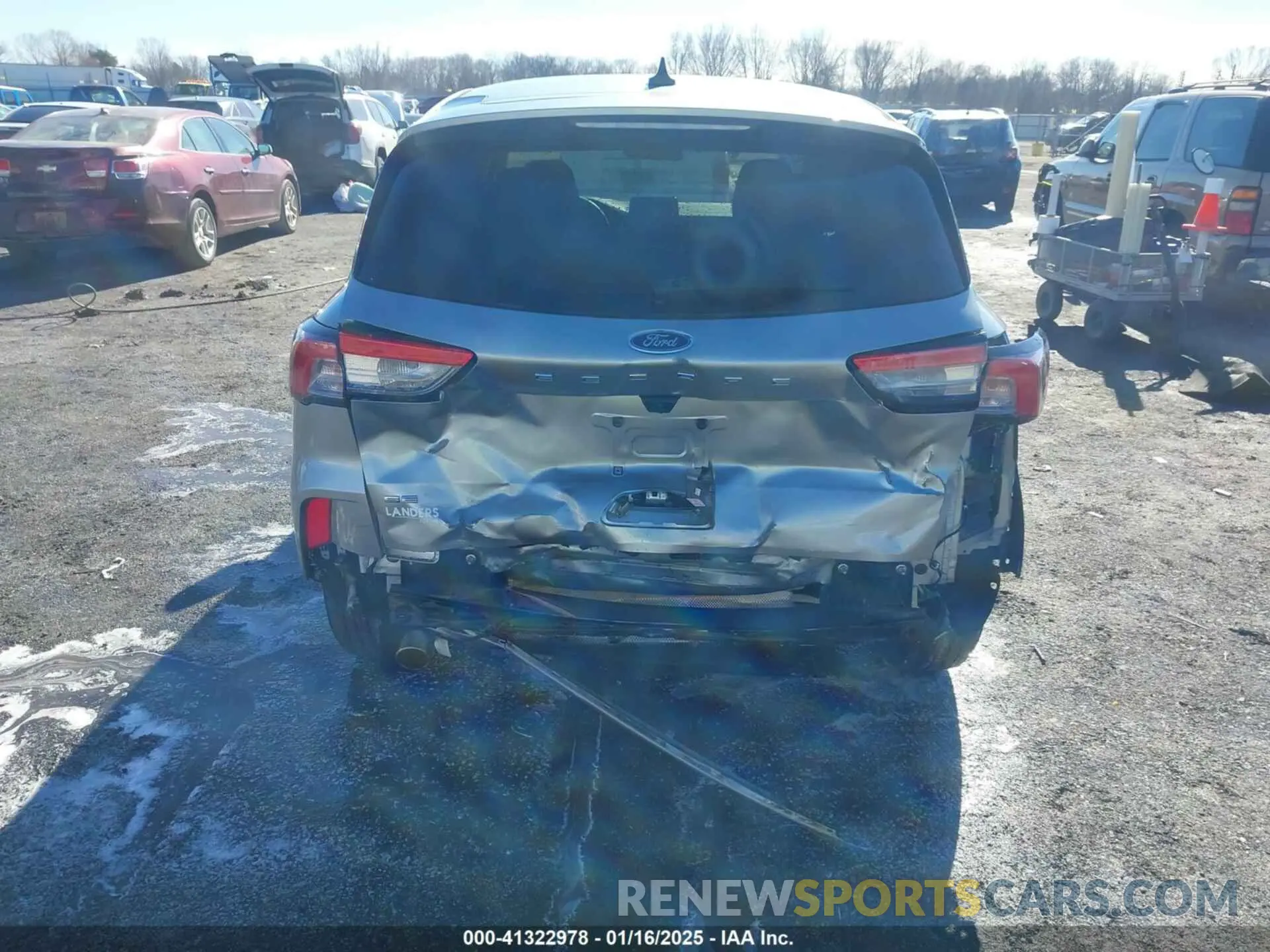 6 fotografías del automóvil dañado 1FMCU0G68NUB82635 FORD ESCAPE 2022
