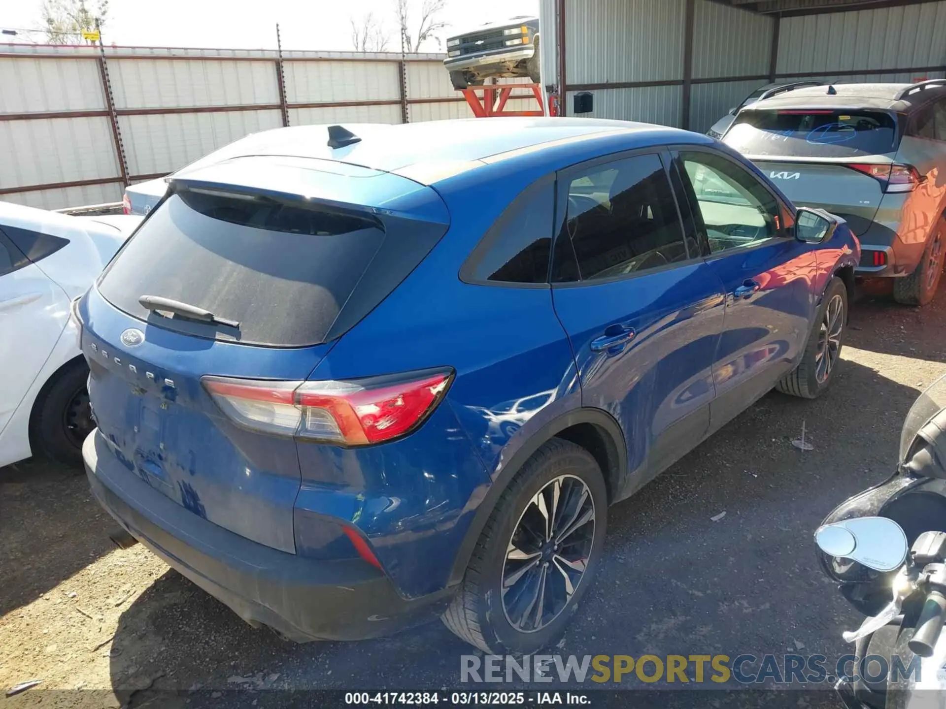 4 fotografías del automóvil dañado 1FMCU0G68NUB88760 FORD ESCAPE 2022