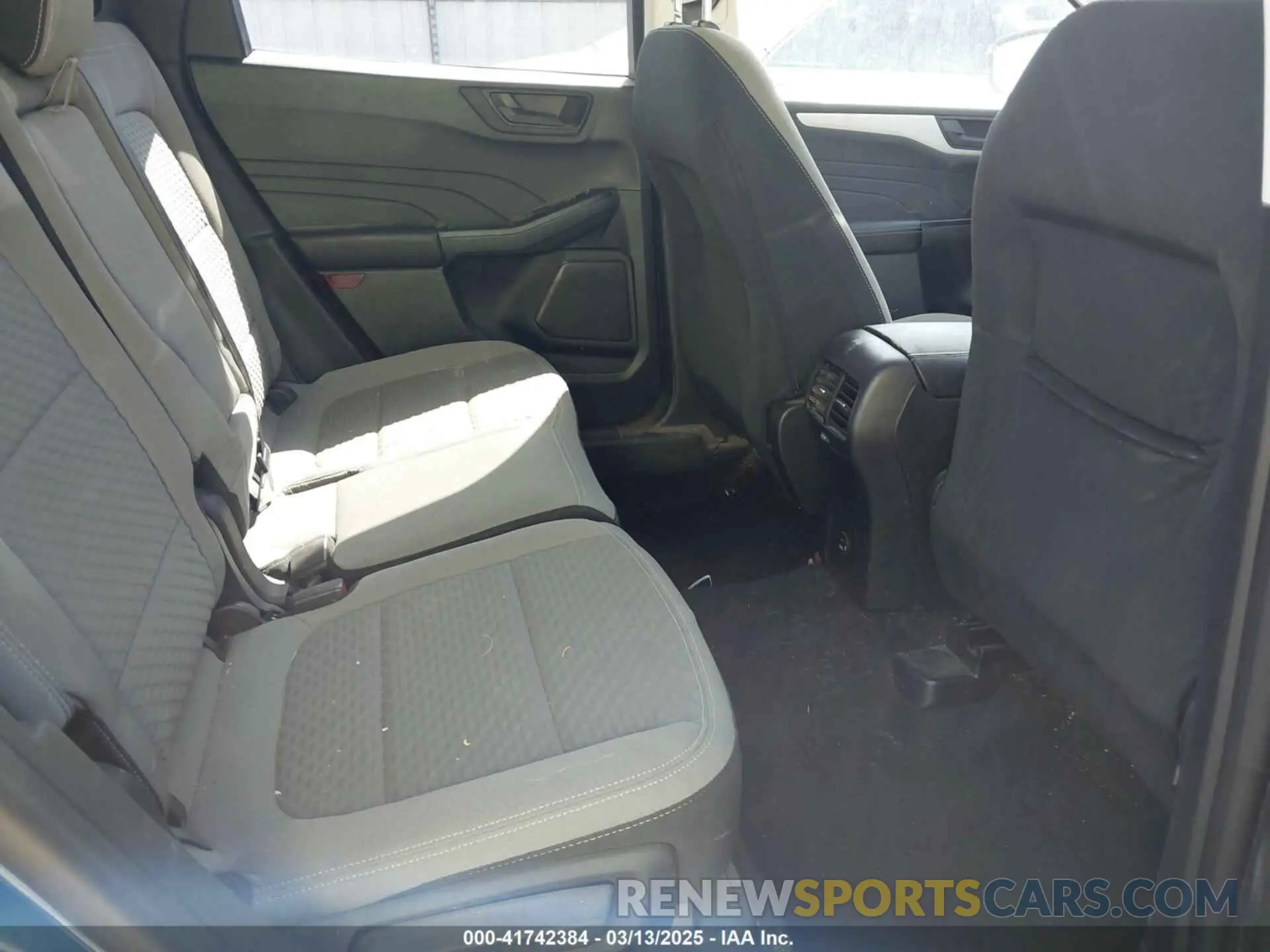 8 fotografías del automóvil dañado 1FMCU0G68NUB88760 FORD ESCAPE 2022