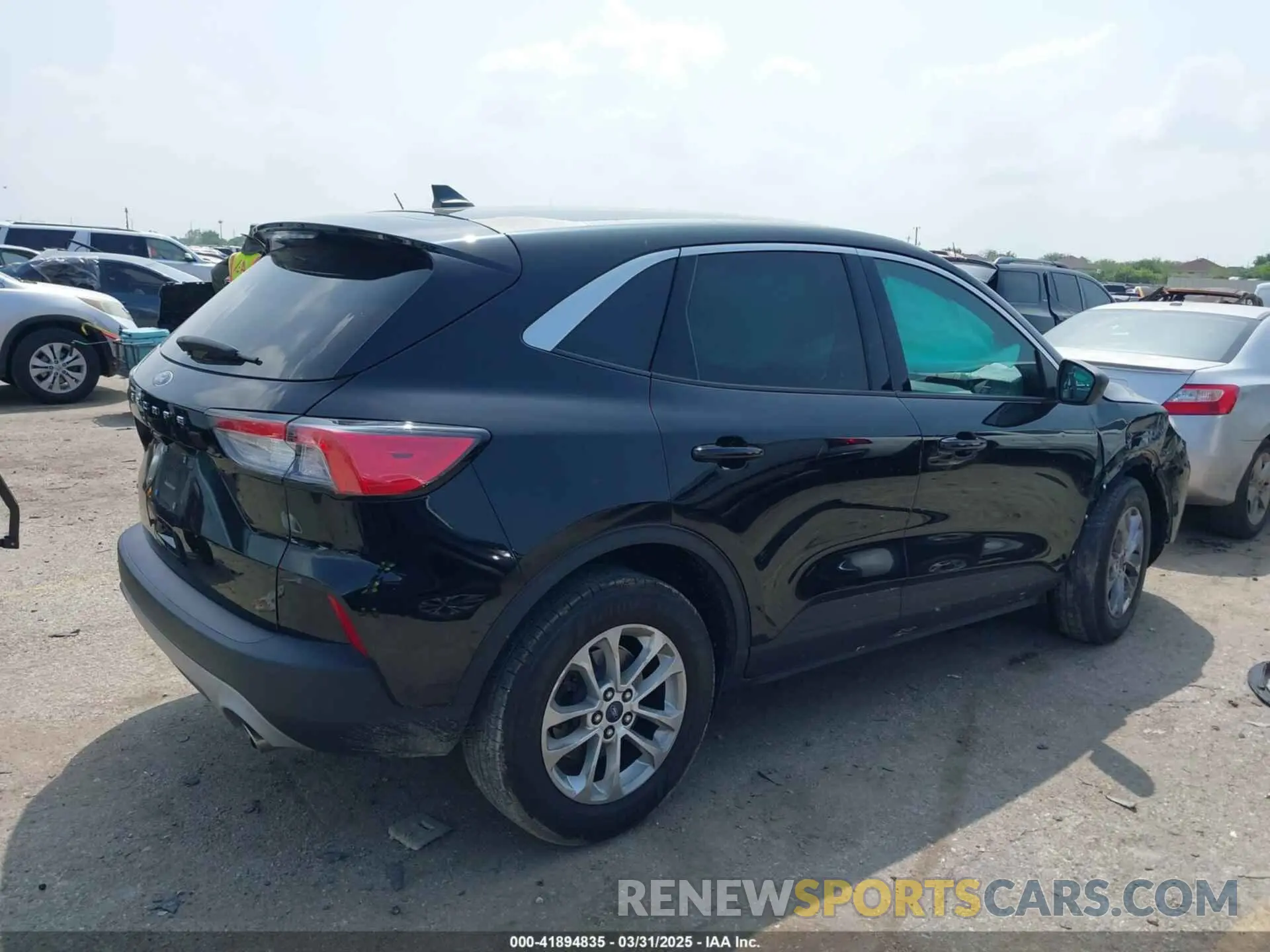 4 fotografías del automóvil dañado 1FMCU0G69NUA91843 FORD ESCAPE 2022