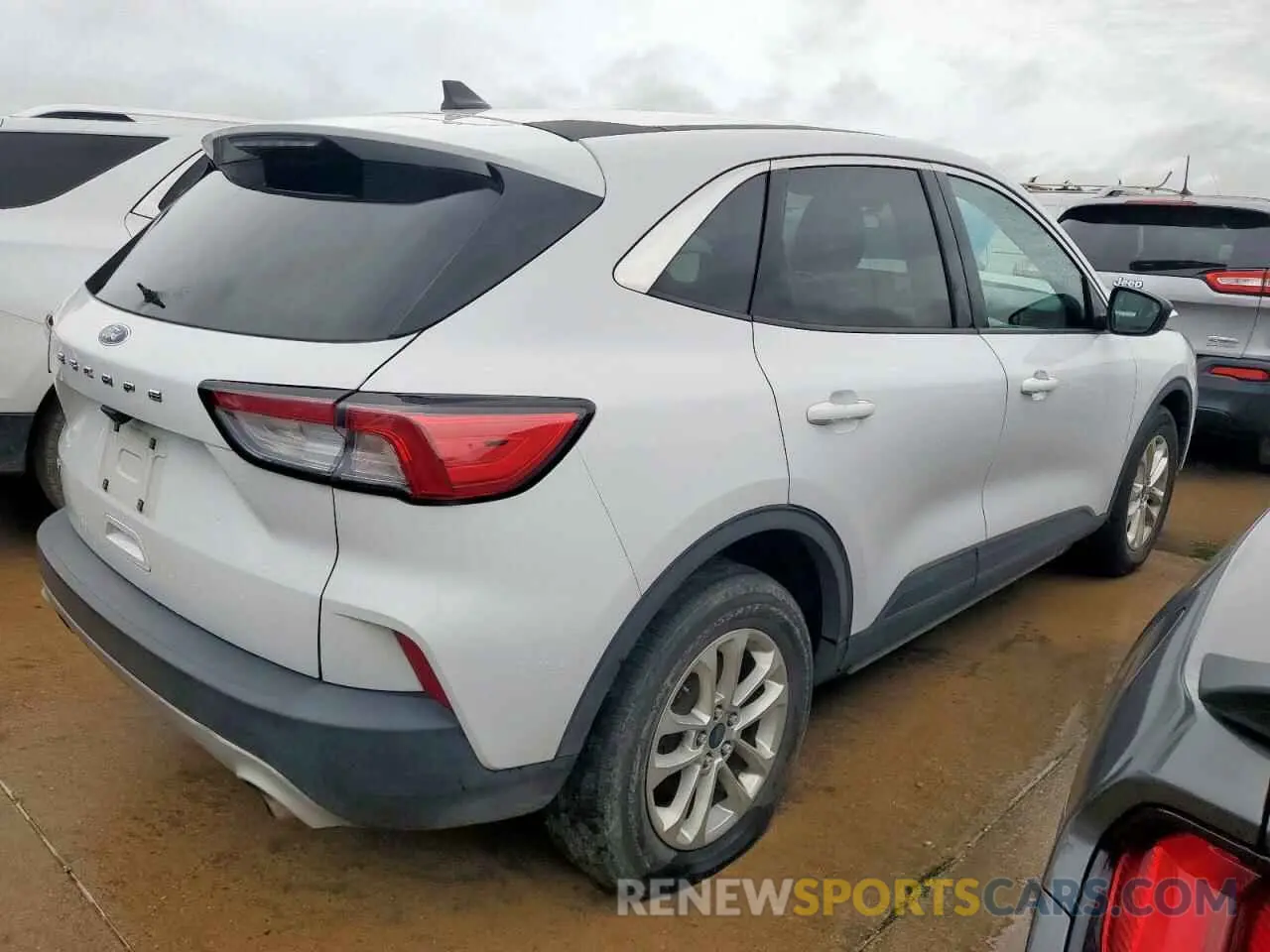 3 fotografías del automóvil dañado 1FMCU0G69NUB01335 FORD ESCAPE 2022