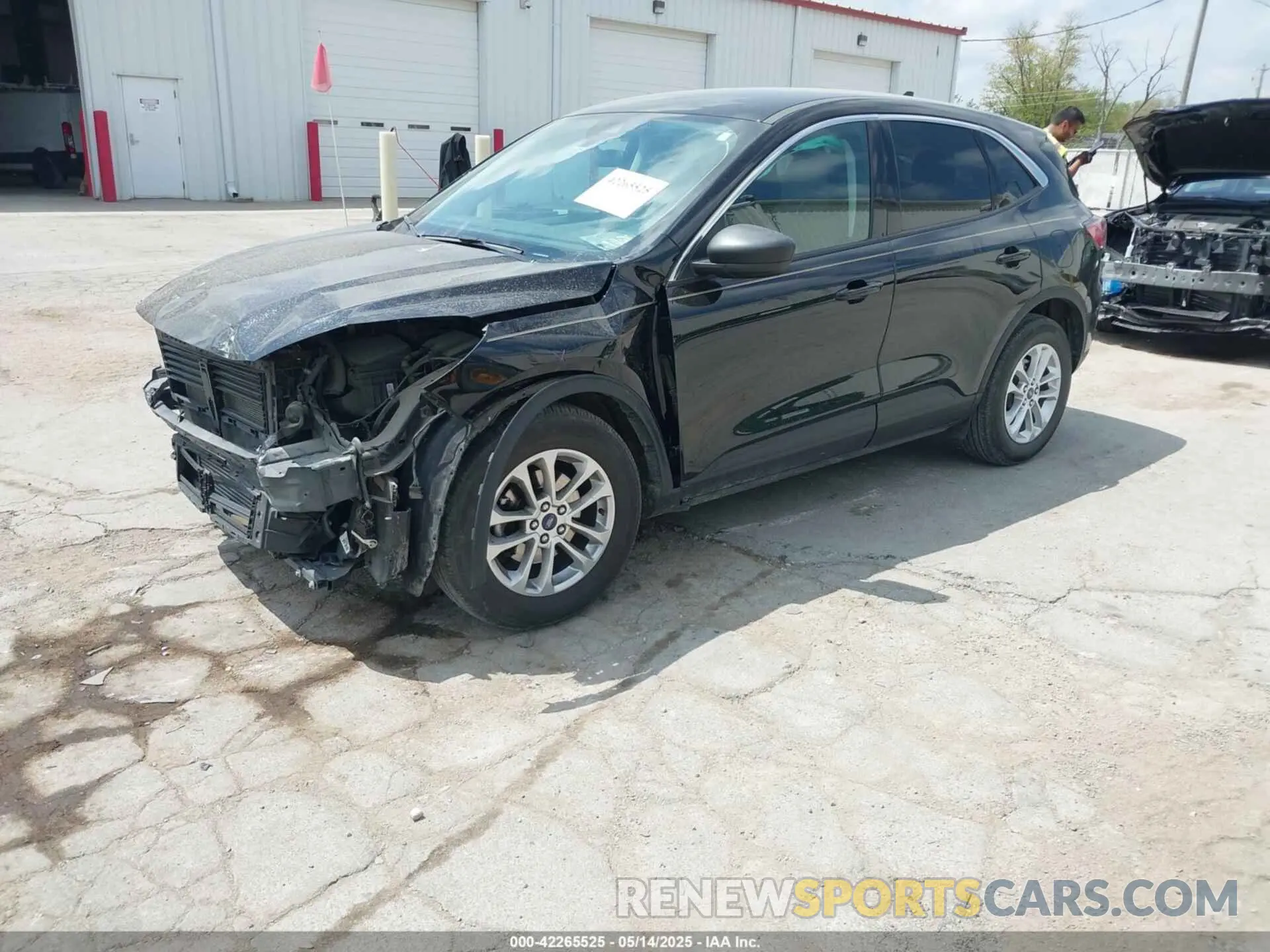 2 fotografías del automóvil dañado 1FMCU0G69NUB35565 FORD ESCAPE 2022