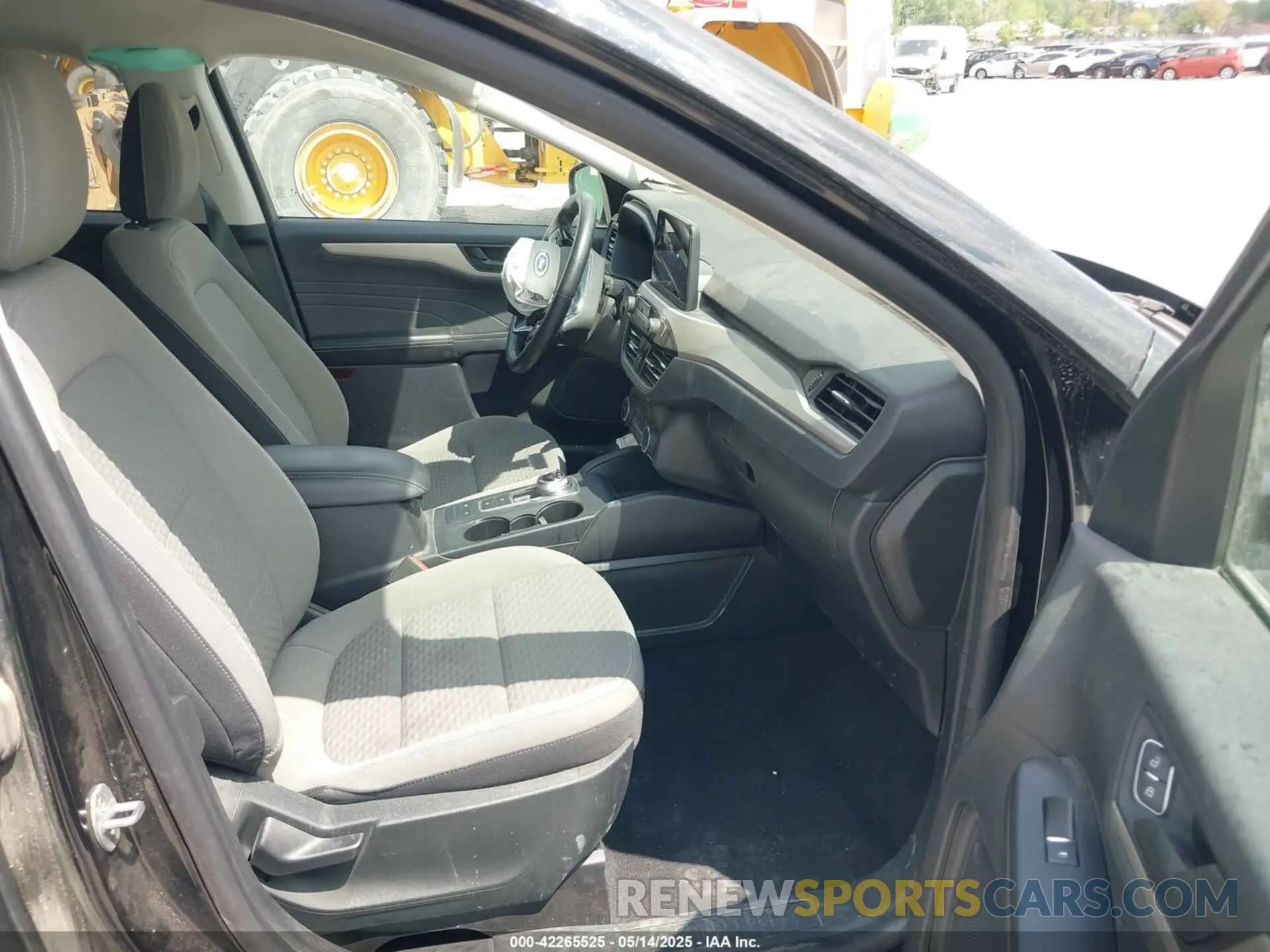 5 fotografías del automóvil dañado 1FMCU0G69NUB35565 FORD ESCAPE 2022