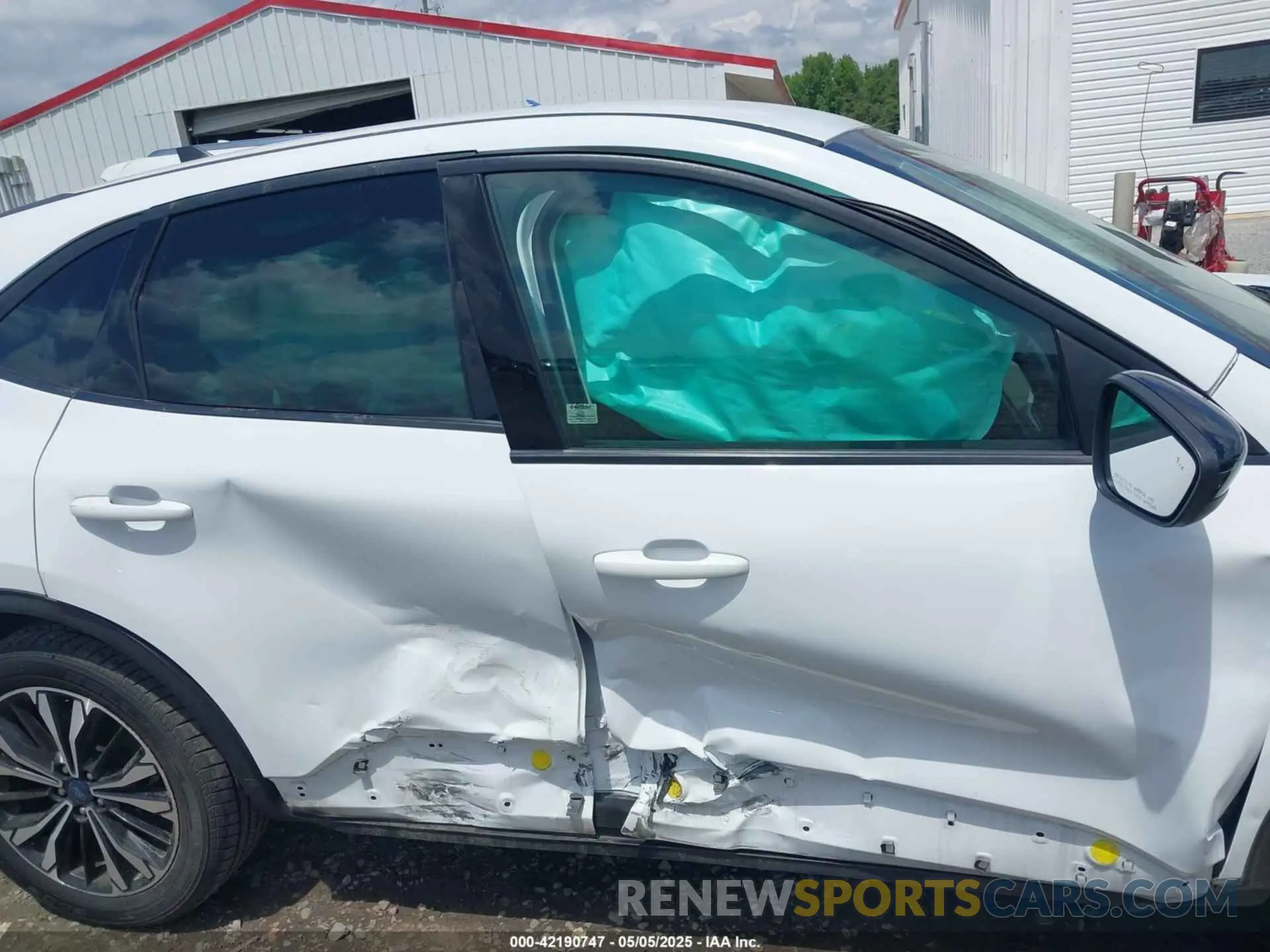 13 fotografías del automóvil dañado 1FMCU0G69NUB93014 FORD ESCAPE 2022