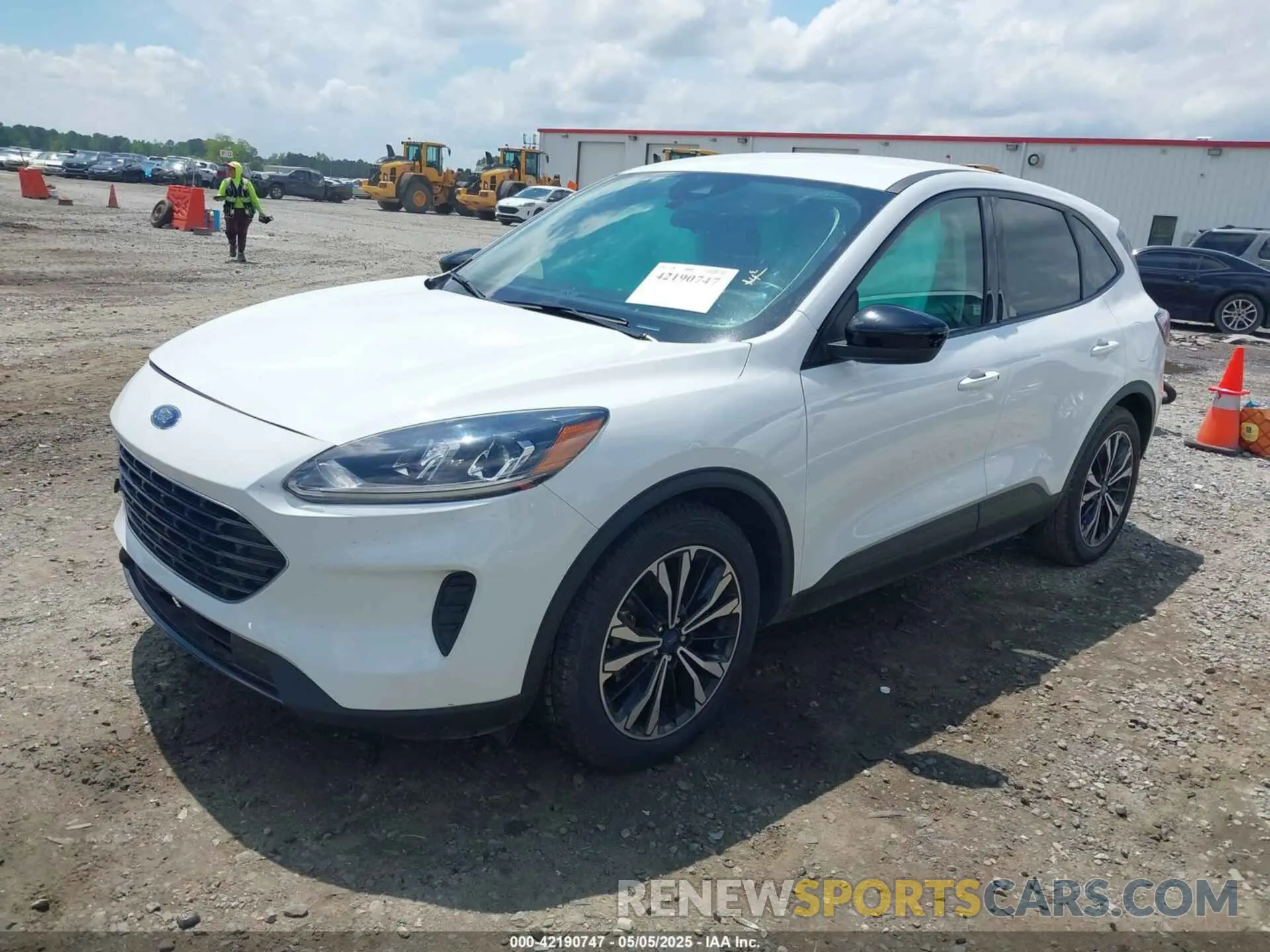 2 fotografías del automóvil dañado 1FMCU0G69NUB93014 FORD ESCAPE 2022
