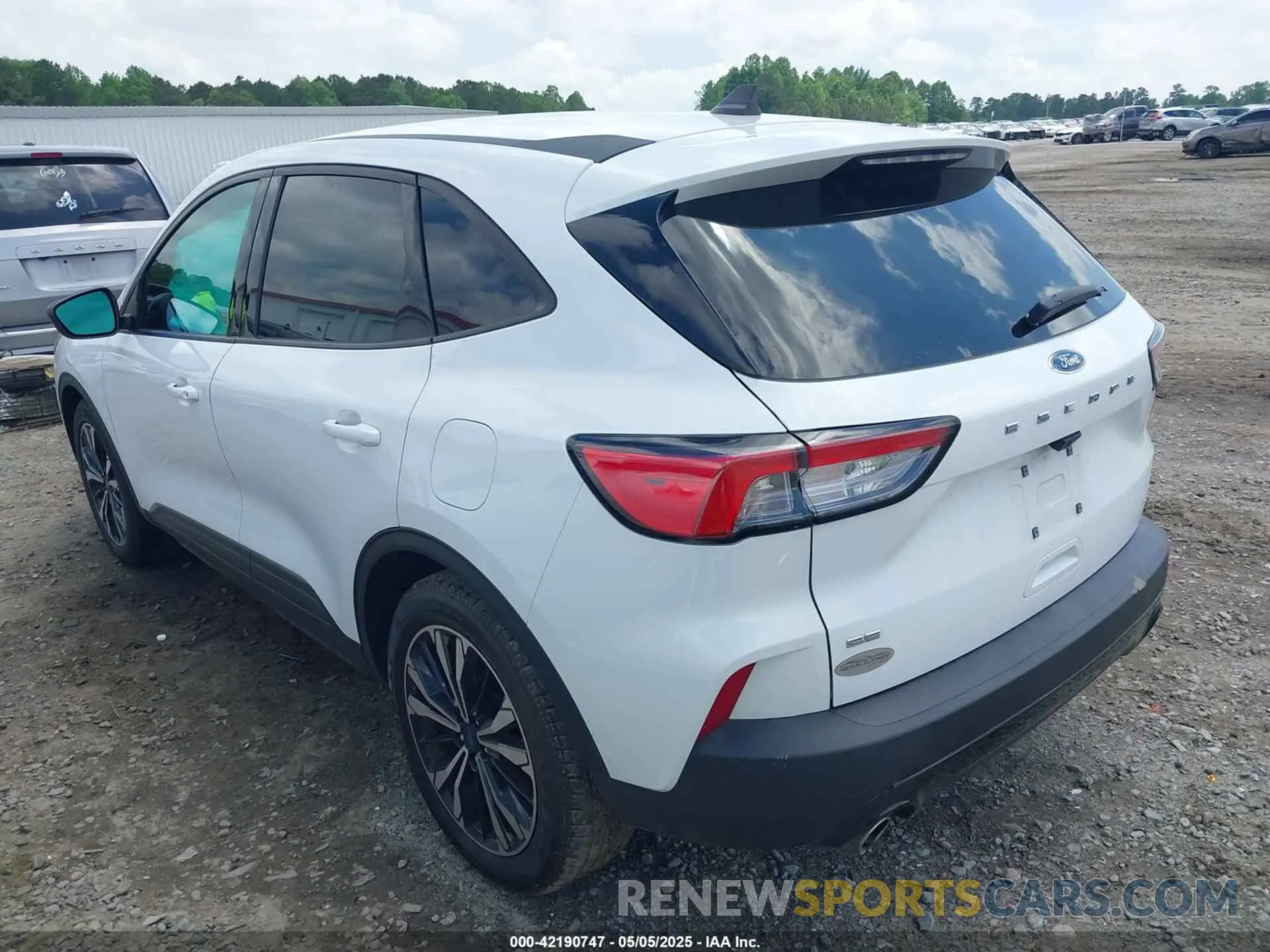 3 fotografías del automóvil dañado 1FMCU0G69NUB93014 FORD ESCAPE 2022