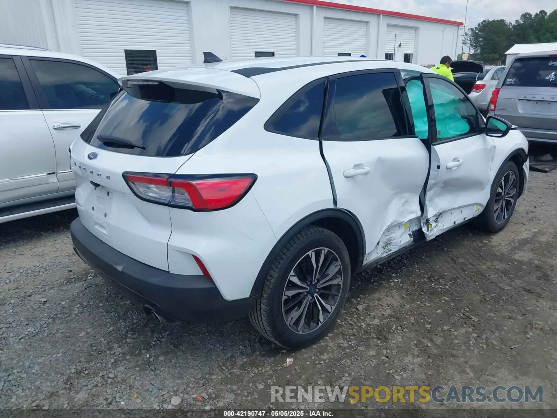 4 fotografías del automóvil dañado 1FMCU0G69NUB93014 FORD ESCAPE 2022