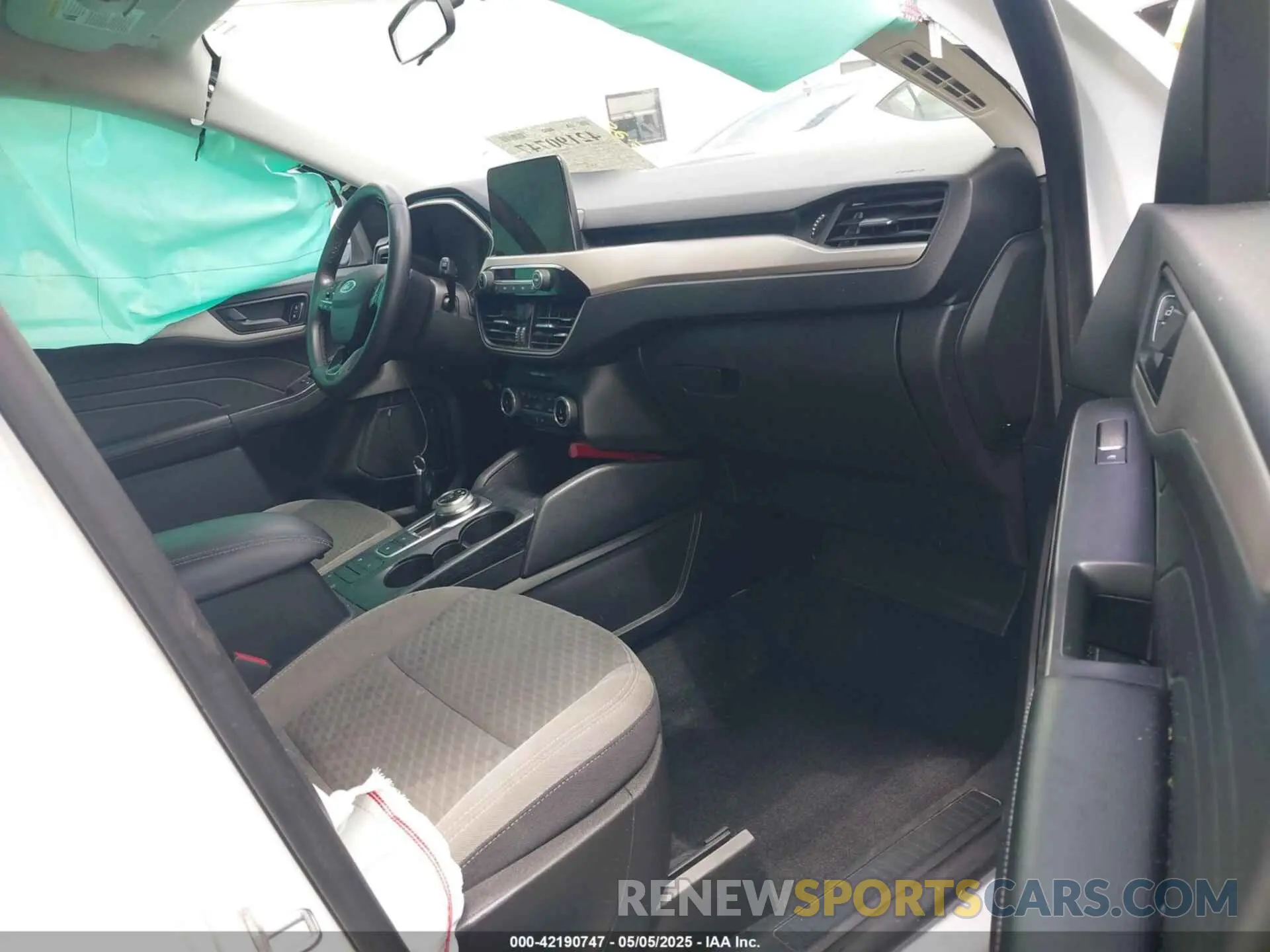 5 fotografías del automóvil dañado 1FMCU0G69NUB93014 FORD ESCAPE 2022
