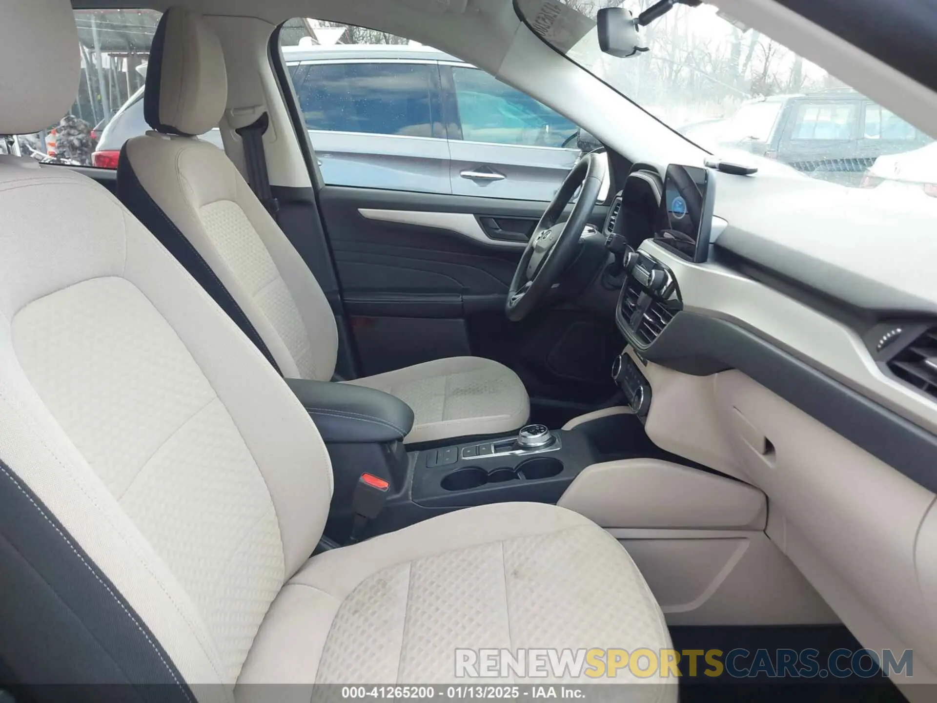 5 fotografías del automóvil dañado 1FMCU0G6XNUA53411 FORD ESCAPE 2022