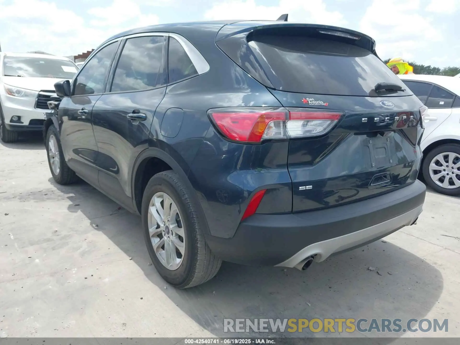 3 fotografías del automóvil dañado 1FMCU0G6XNUB81440 FORD ESCAPE 2022