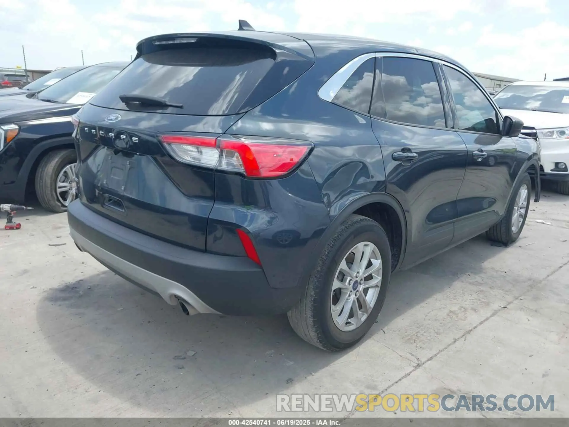 4 fotografías del automóvil dañado 1FMCU0G6XNUB81440 FORD ESCAPE 2022