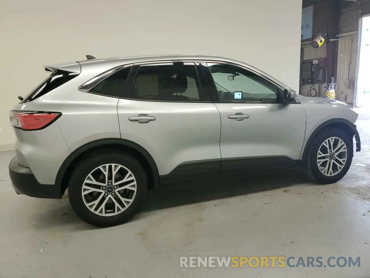 3 fotografías del automóvil dañado 1FMCU0H60NUA71771 FORD ESCAPE 2022