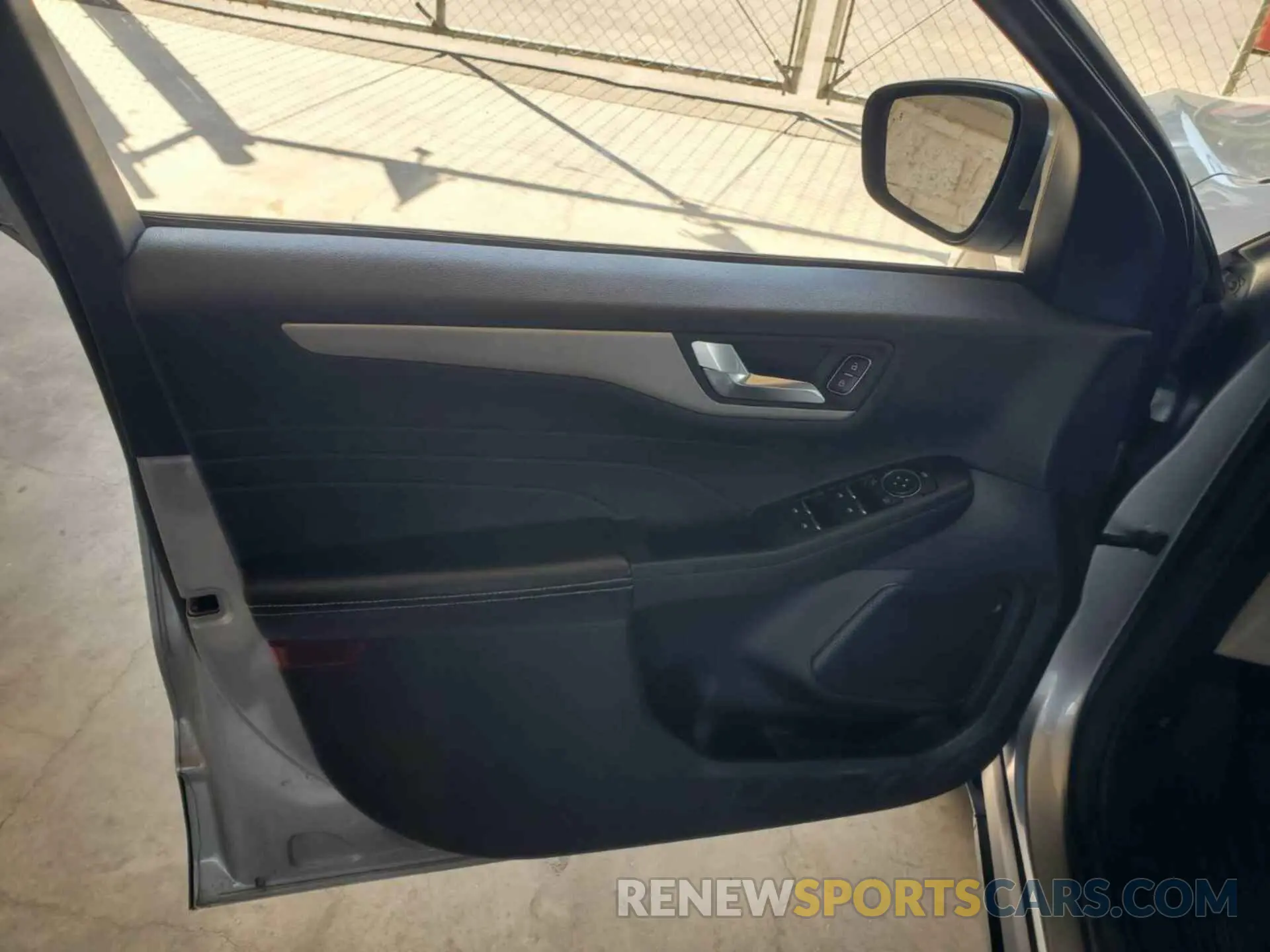 2 fotografías del automóvil dañado 1FMCU0H63NUA73398 FORD ESCAPE 2022