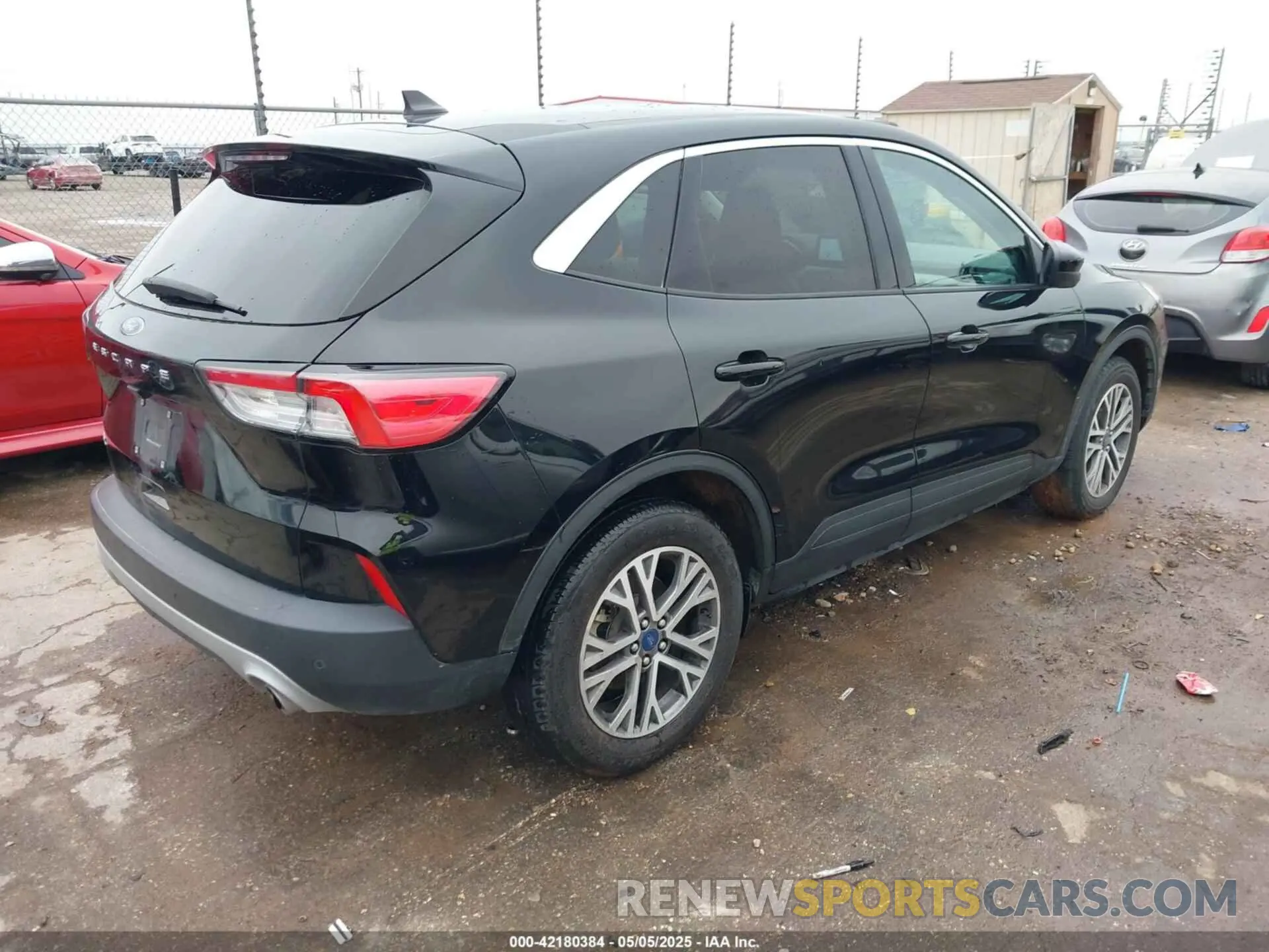 4 fotografías del automóvil dañado 1FMCU0H66NUA67126 FORD ESCAPE 2022