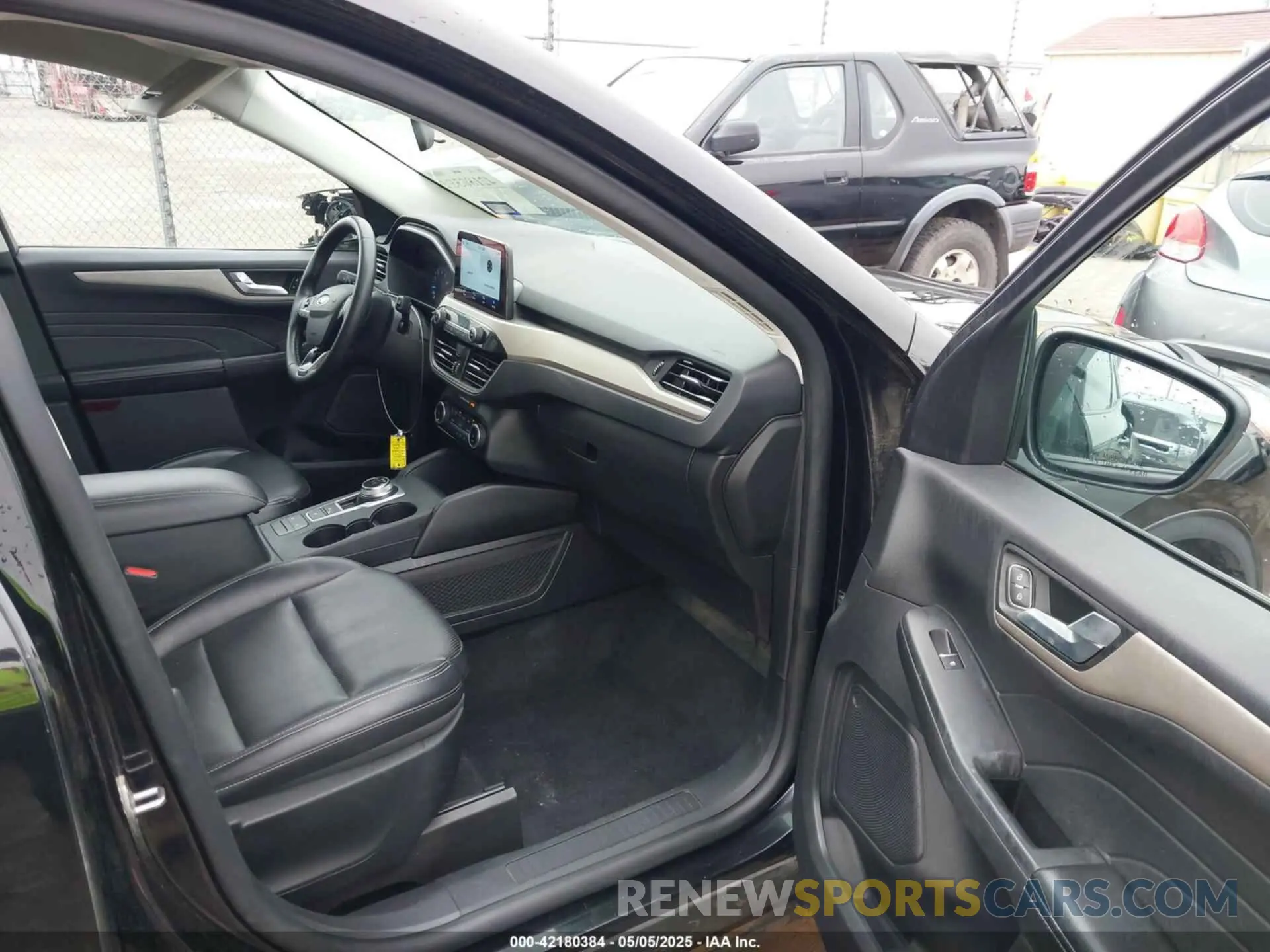 5 fotografías del automóvil dañado 1FMCU0H66NUA67126 FORD ESCAPE 2022