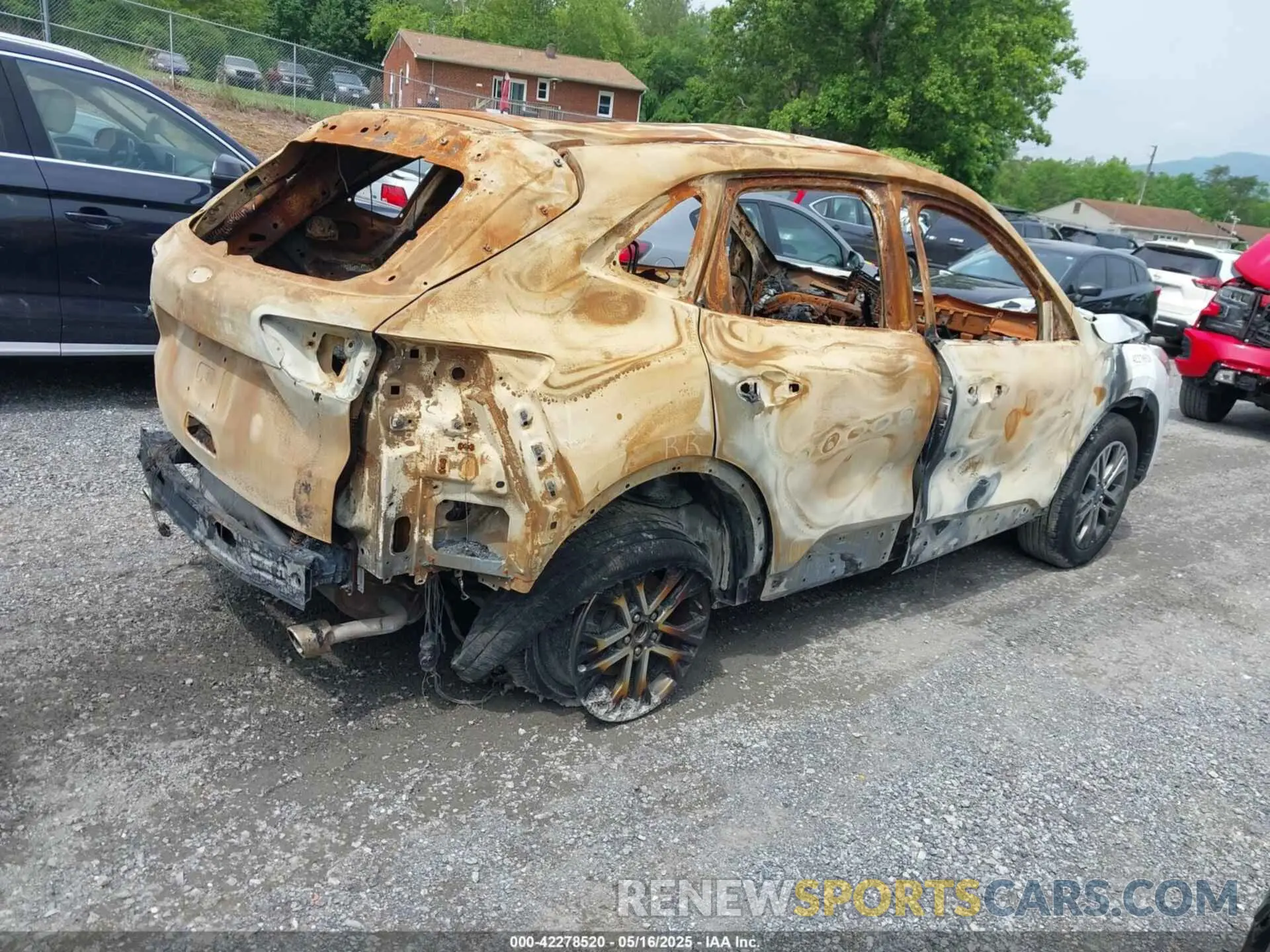 4 fotografías del automóvil dañado 1FMCU0H66NUA84198 FORD ESCAPE 2022