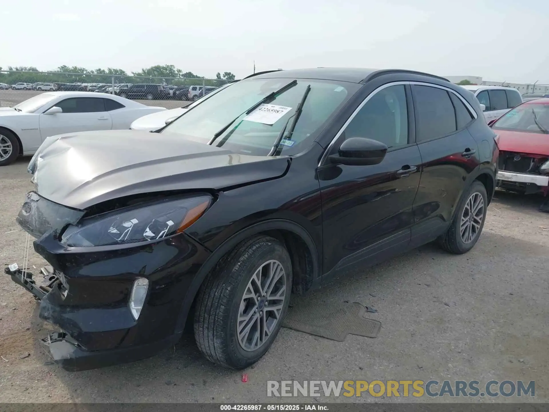 2 fotografías del automóvil dañado 1FMCU0H69NUB37900 FORD ESCAPE 2022